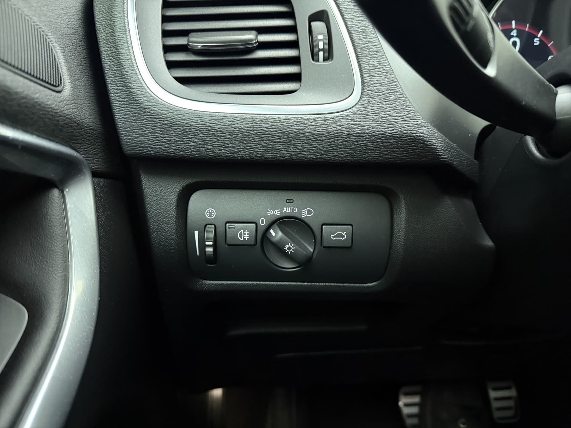 Volvo V40 T3 153pk Automaat Polar+ Sport / 1e Eig. / Panoramadak / Harman&Kardon / PDC + Camera / Stoelverwarming / Getint glas / Keyless / DAB+ / 17'' / On Call / thumbnail 30