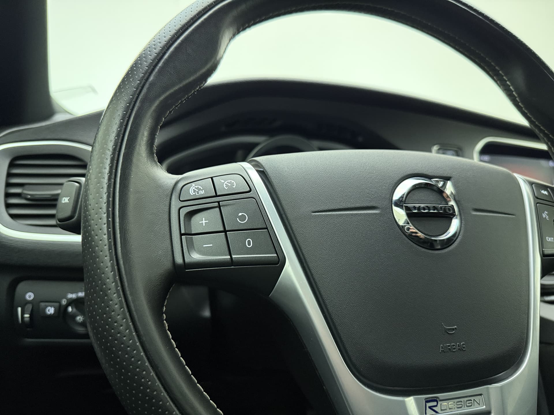 Volvo V40 T3 153pk Automaat Polar+ Sport / 1e Eig. / Panoramadak / Harman&Kardon / PDC + Camera / Stoelverwarming / Getint glas / Keyless / DAB+ / 17'' / On Call / thumbnail 32