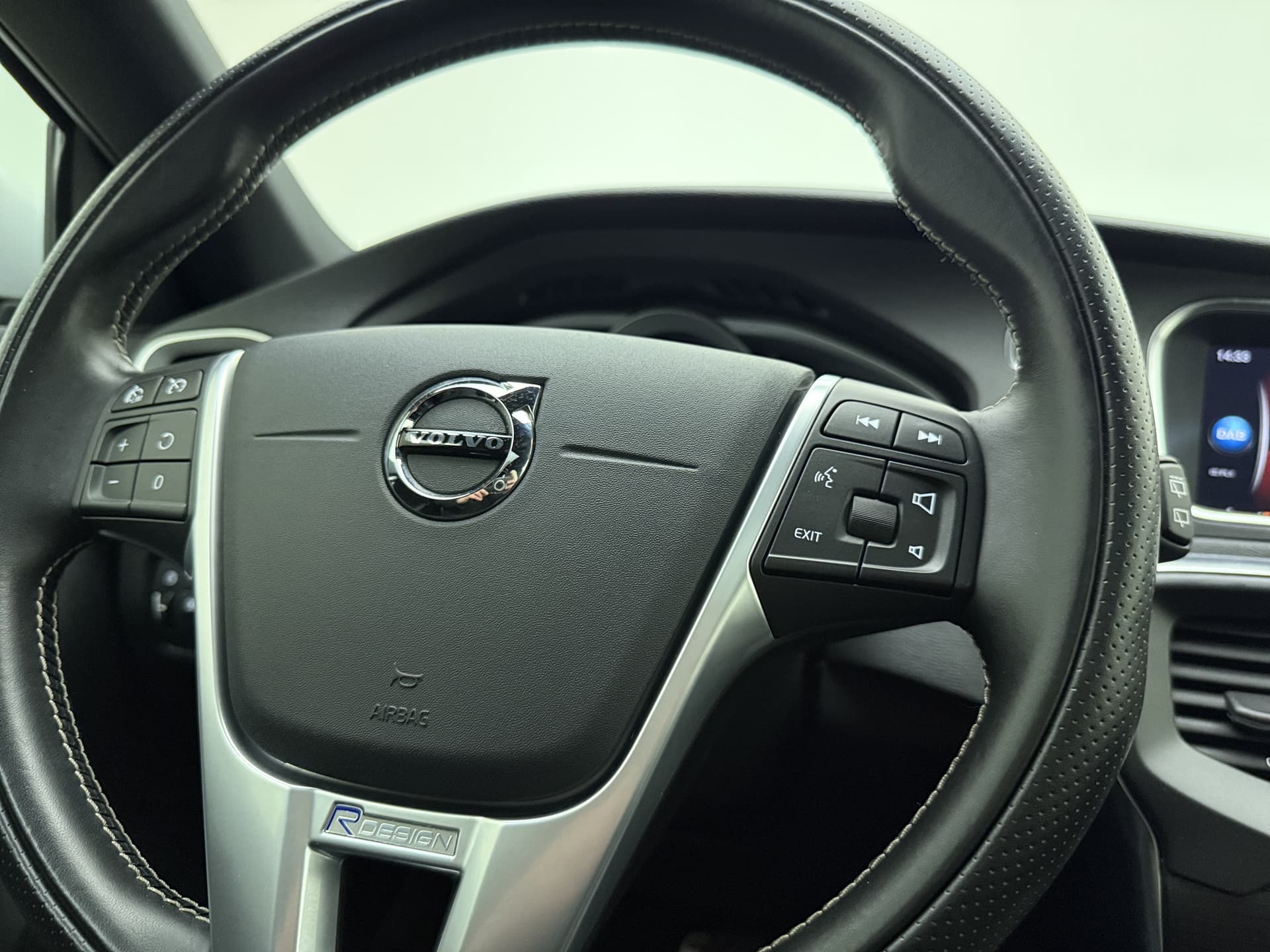 Volvo V40 T3 153pk Automaat Polar+ Sport / 1e Eig. / Panoramadak / Harman&Kardon / PDC + Camera / Stoelverwarming / Getint glas / Keyless / DAB+ / 17'' / On Call / thumbnail 33