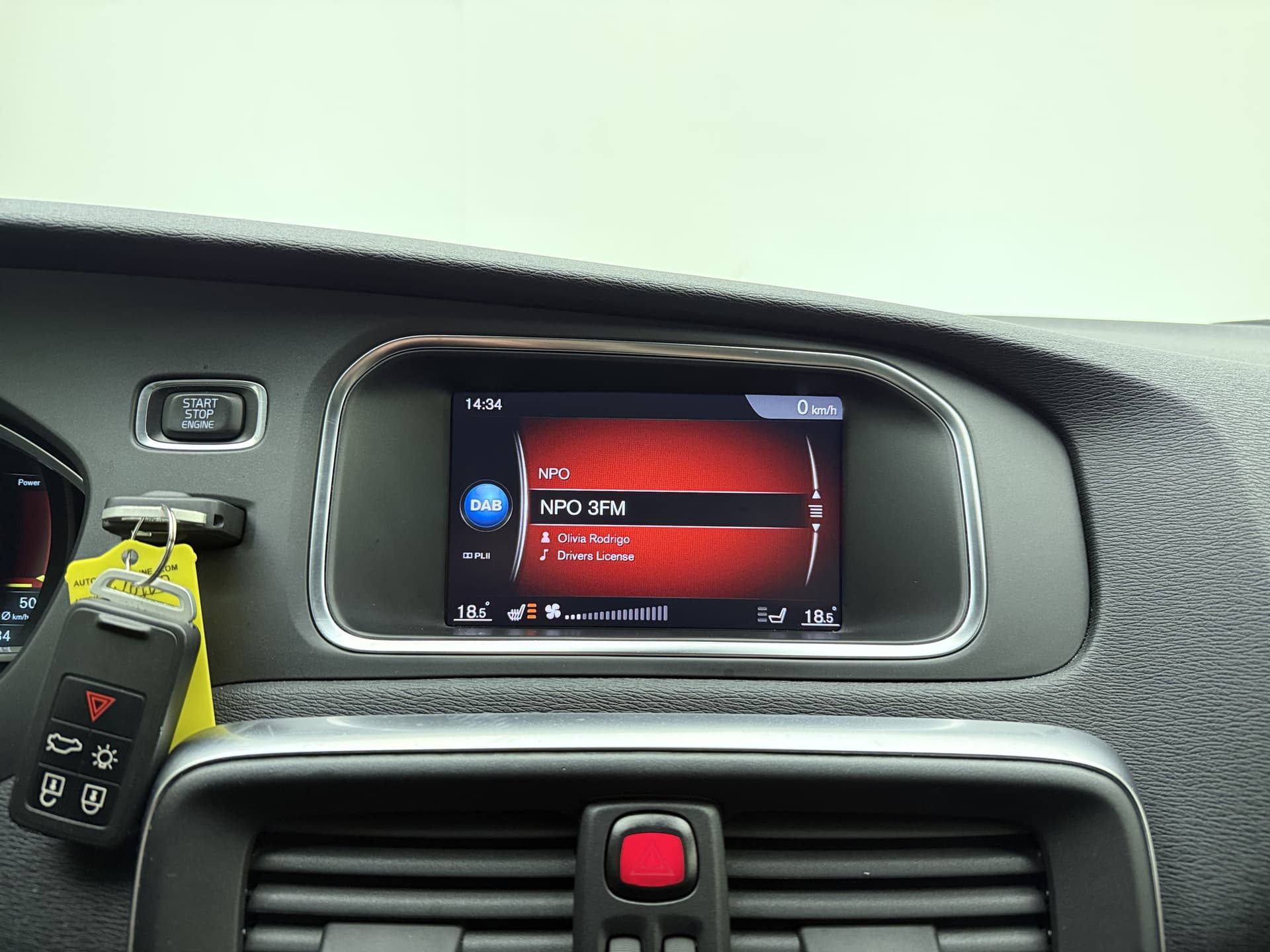 Volvo V40 T3 153pk Automaat Polar+ Sport / 1e Eig. / Panoramadak / Harman&Kardon / PDC + Camera / Stoelverwarming / Getint glas / Keyless / DAB+ / 17'' / On Call / thumbnail 35