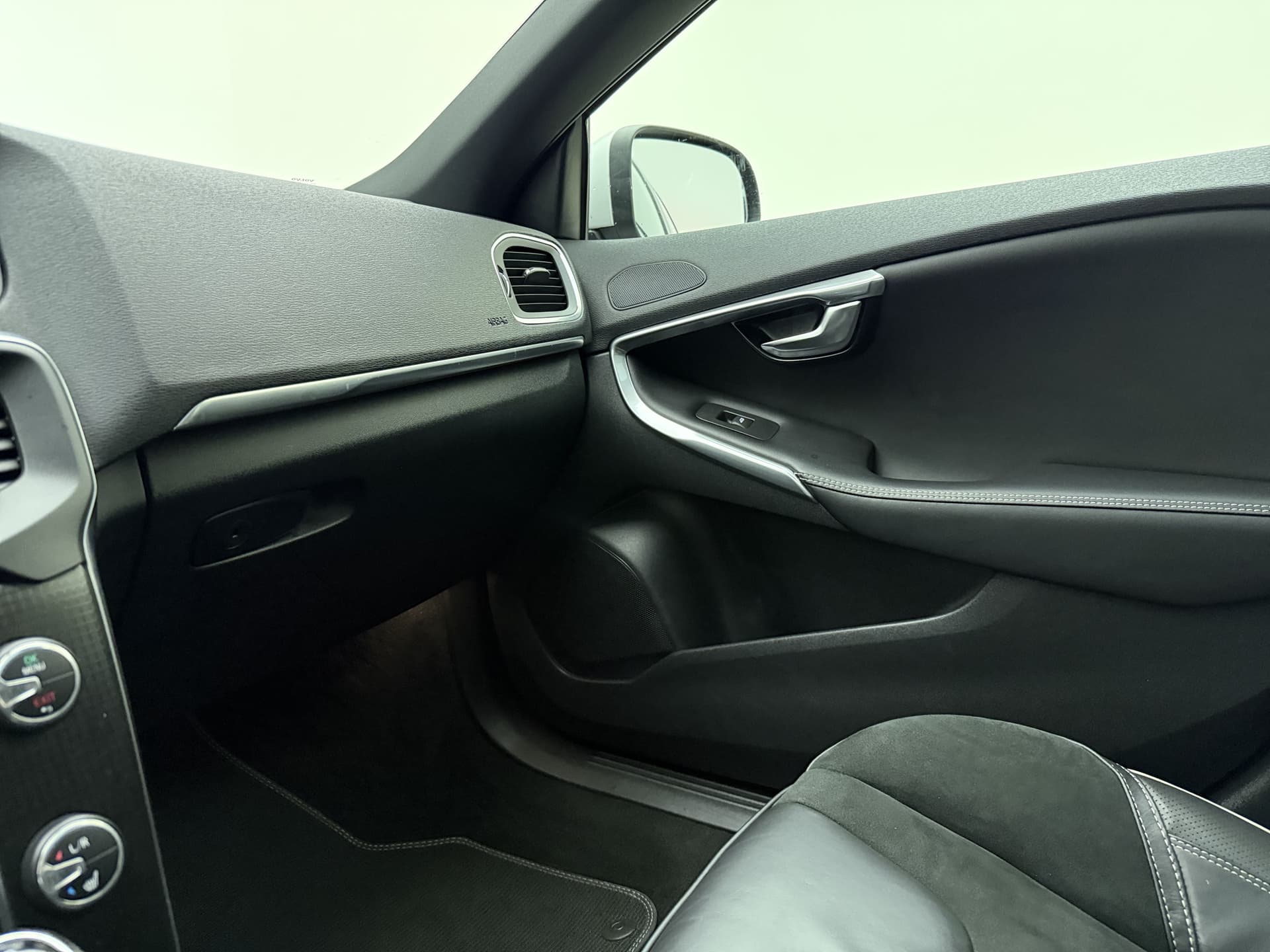 Volvo V40 T3 153pk Automaat Polar+ Sport / 1e Eig. / Panoramadak / Harman&Kardon / PDC + Camera / Stoelverwarming / Getint glas / Keyless / DAB+ / 17'' / On Call / thumbnail 36