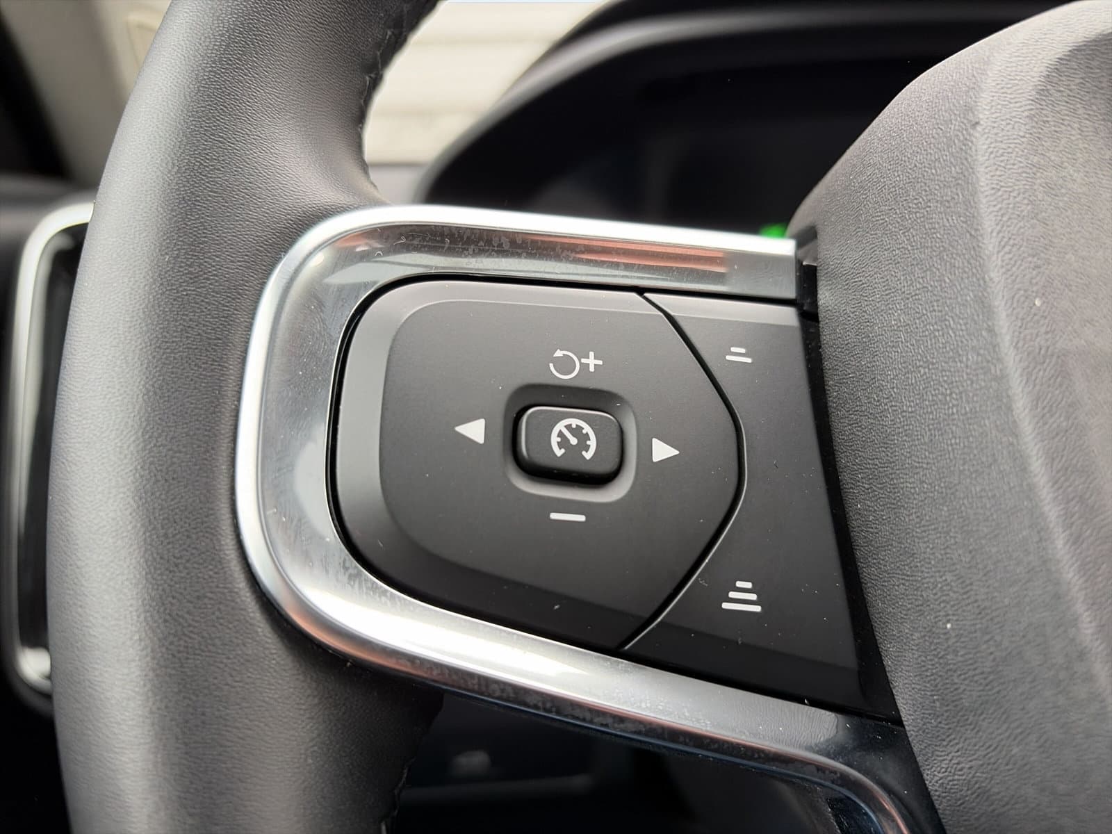 Volvo XC40 2.0 B4 Plus Dark / Panoramadak / Lederen bekleding / Trekhaak / Parkeerverwarming / thumbnail 20