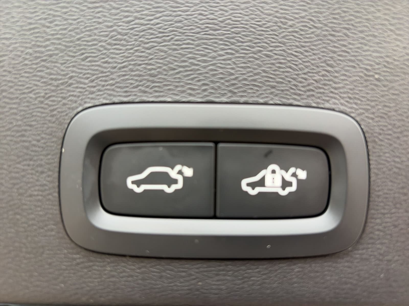 Volvo XC40 2.0 B4 Plus Dark / Panoramadak / Lederen bekleding / Trekhaak / Parkeerverwarming / thumbnail 22