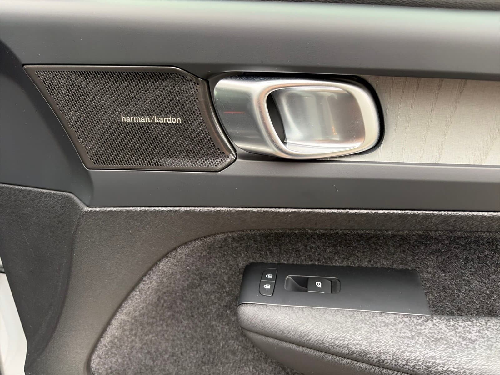 Volvo XC40 2.0 B4 Plus Dark / Panoramadak / Lederen bekleding / Trekhaak / Parkeerverwarming / thumbnail 24