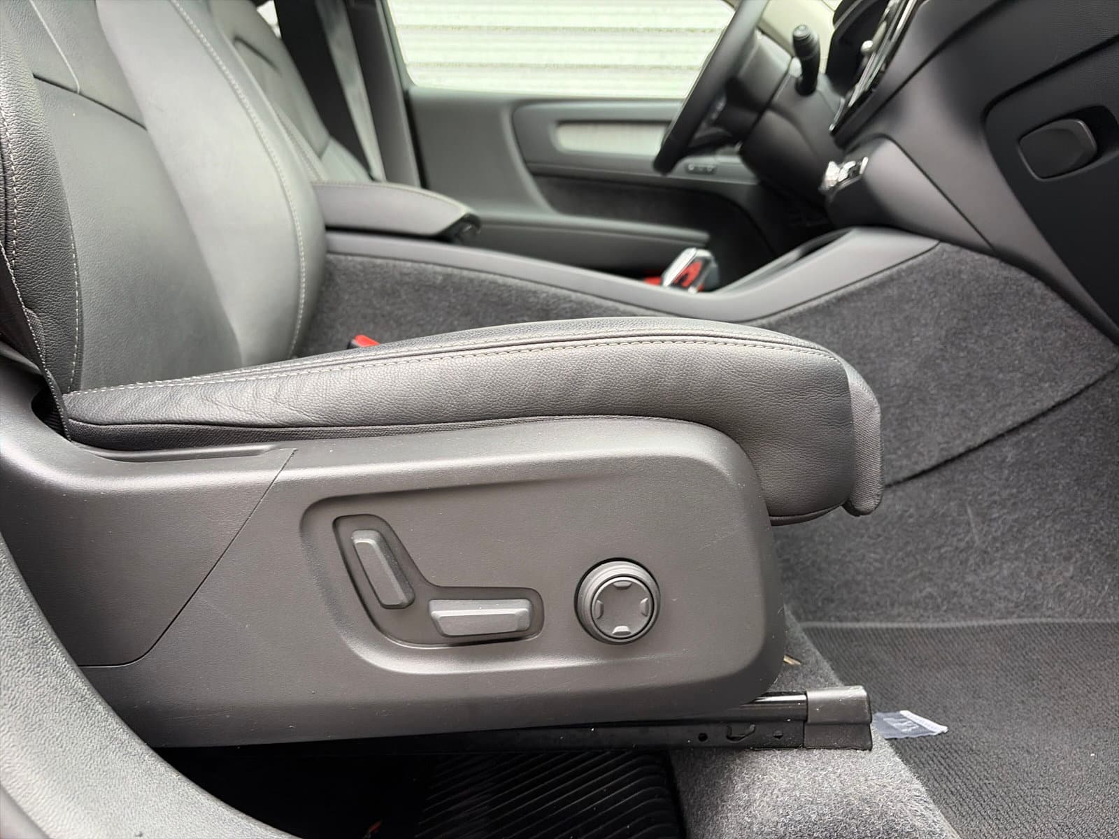 Volvo XC40 2.0 B4 Plus Dark / Panoramadak / Lederen bekleding / Trekhaak / Parkeerverwarming / thumbnail 25