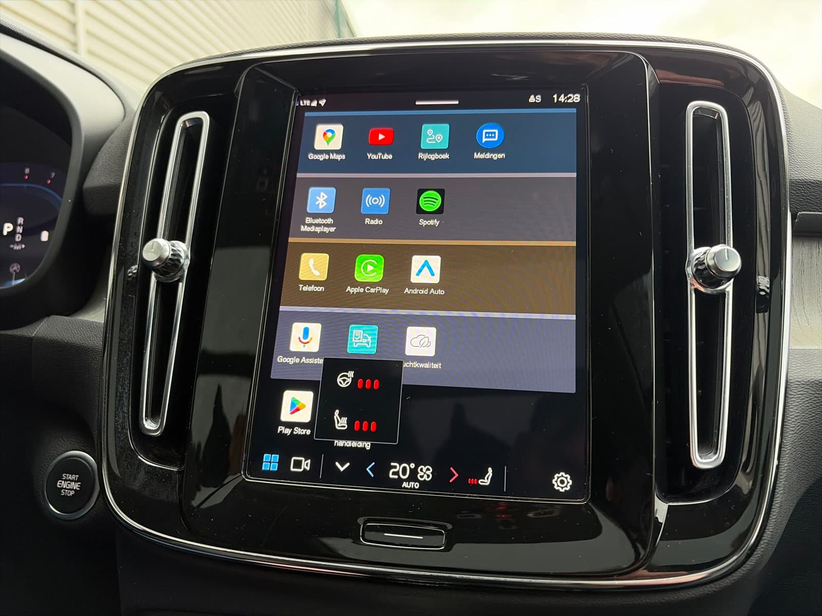 Volvo XC40 2.0 B4 Plus Dark / Panoramadak / Lederen bekleding / Trekhaak / Parkeerverwarming / thumbnail 29