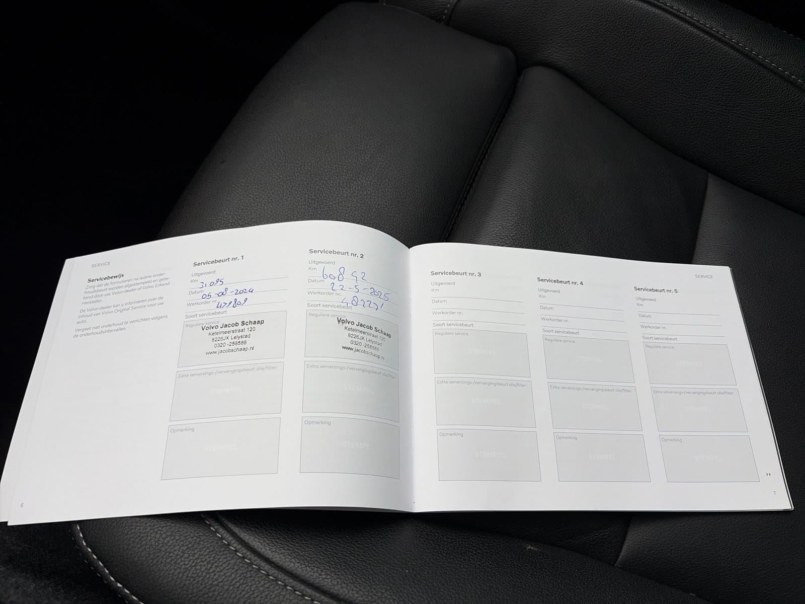 Volvo XC40 2.0 B4 Plus Dark / Panoramadak / Lederen bekleding / Trekhaak / Parkeerverwarming / thumbnail 30