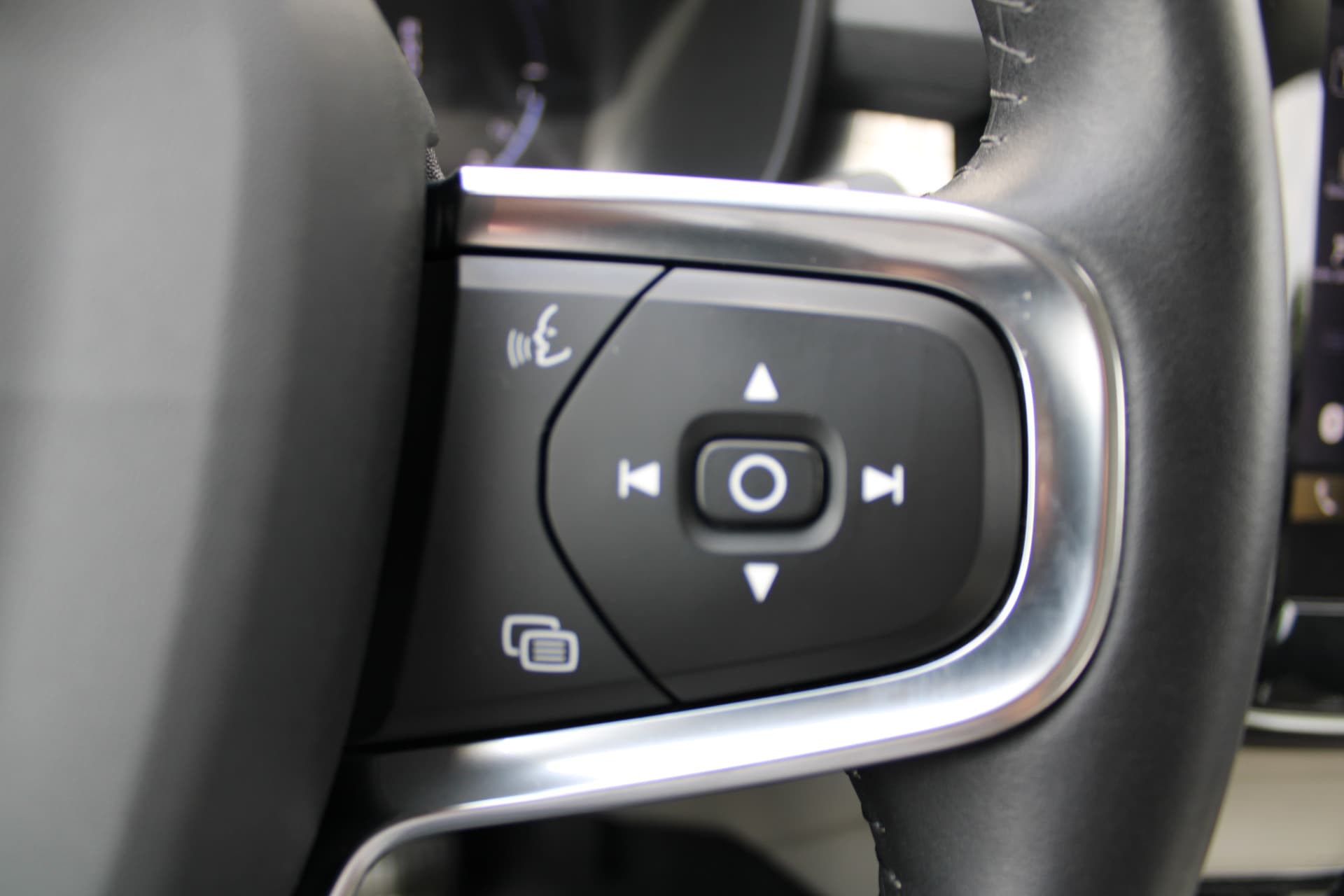 Volvo XC40 T5 Twin Engine Momentum Pro thumbnail 28