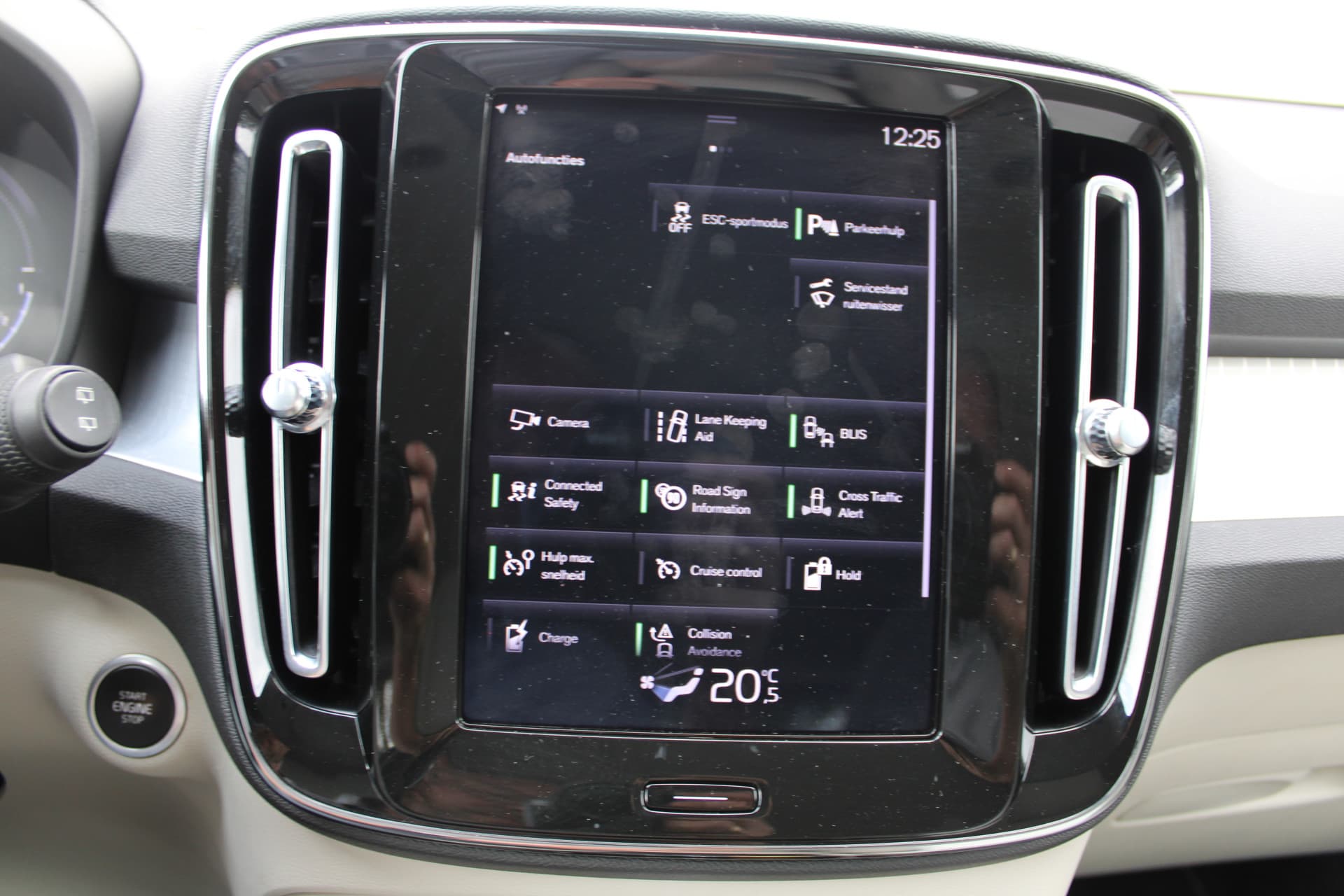 Volvo XC40 T5 Twin Engine Momentum Pro thumbnail 32