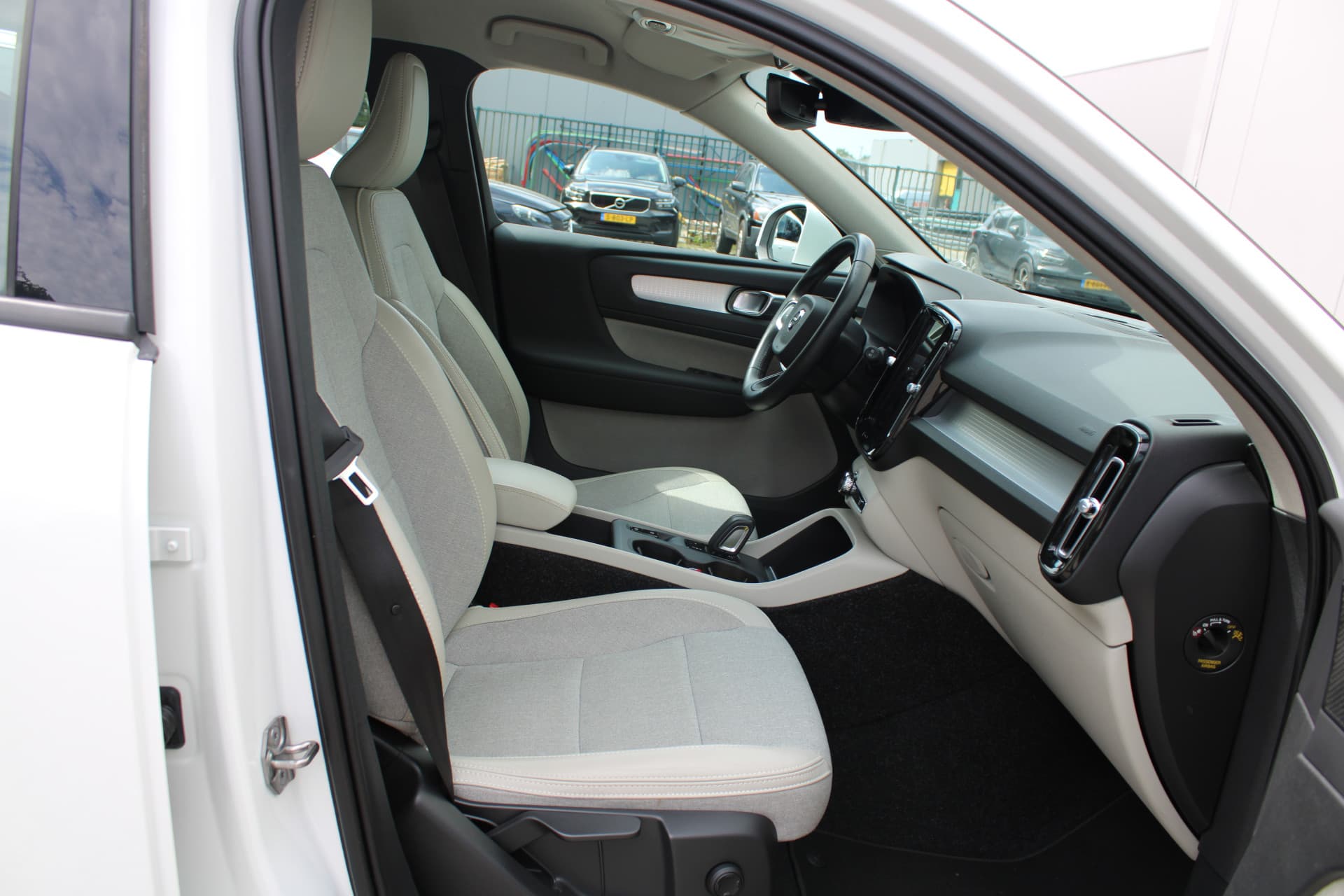 Volvo XC40 T5 Twin Engine Momentum Pro thumbnail 36