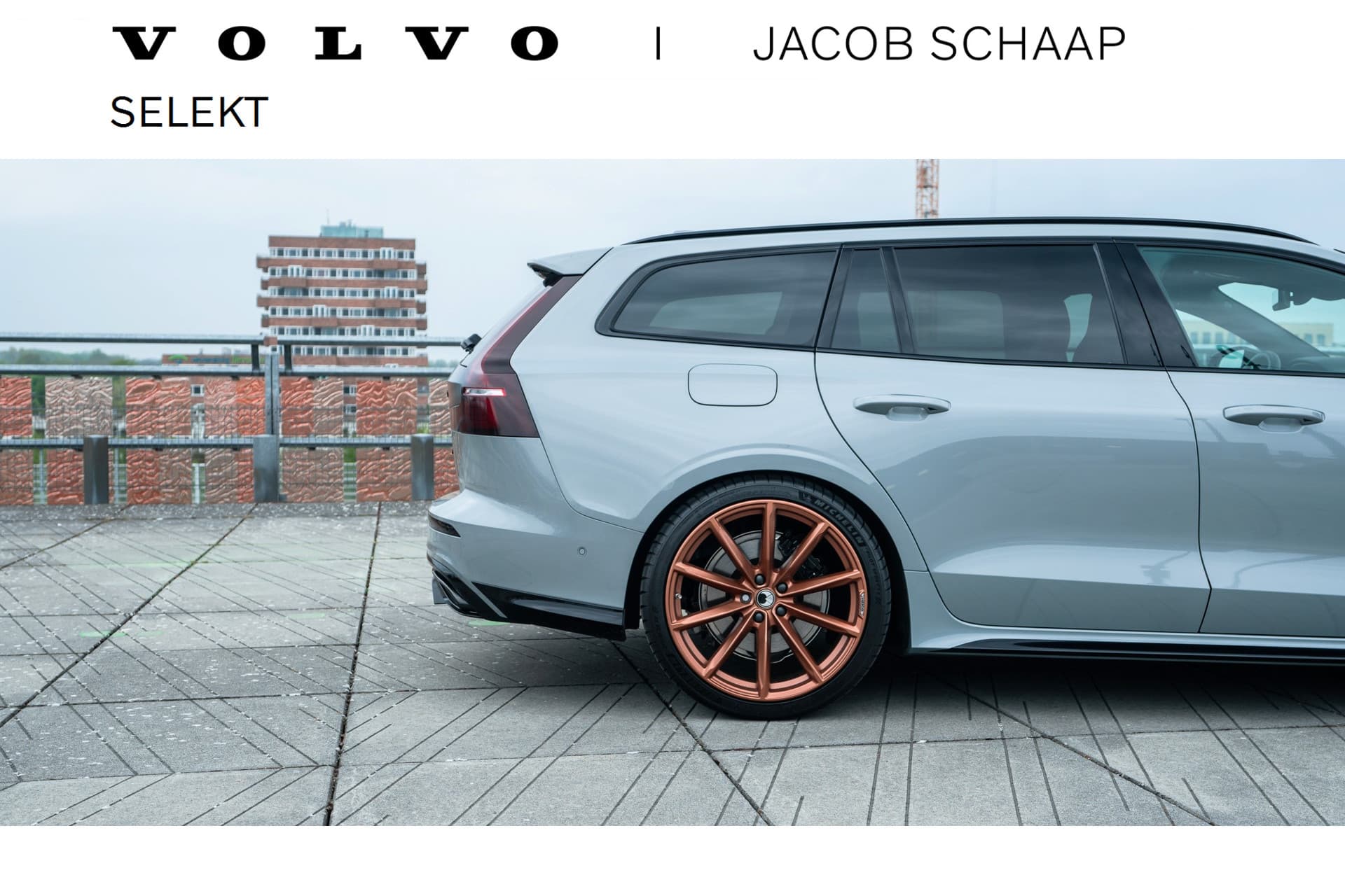Volvo V60 T6 Plug-in hybrid AWD Plus Dark / Custom made Black Sheep uitvoering / 20" Heico matt Bronze / Heico verlaagd / Geventileerd Amber Leder /
