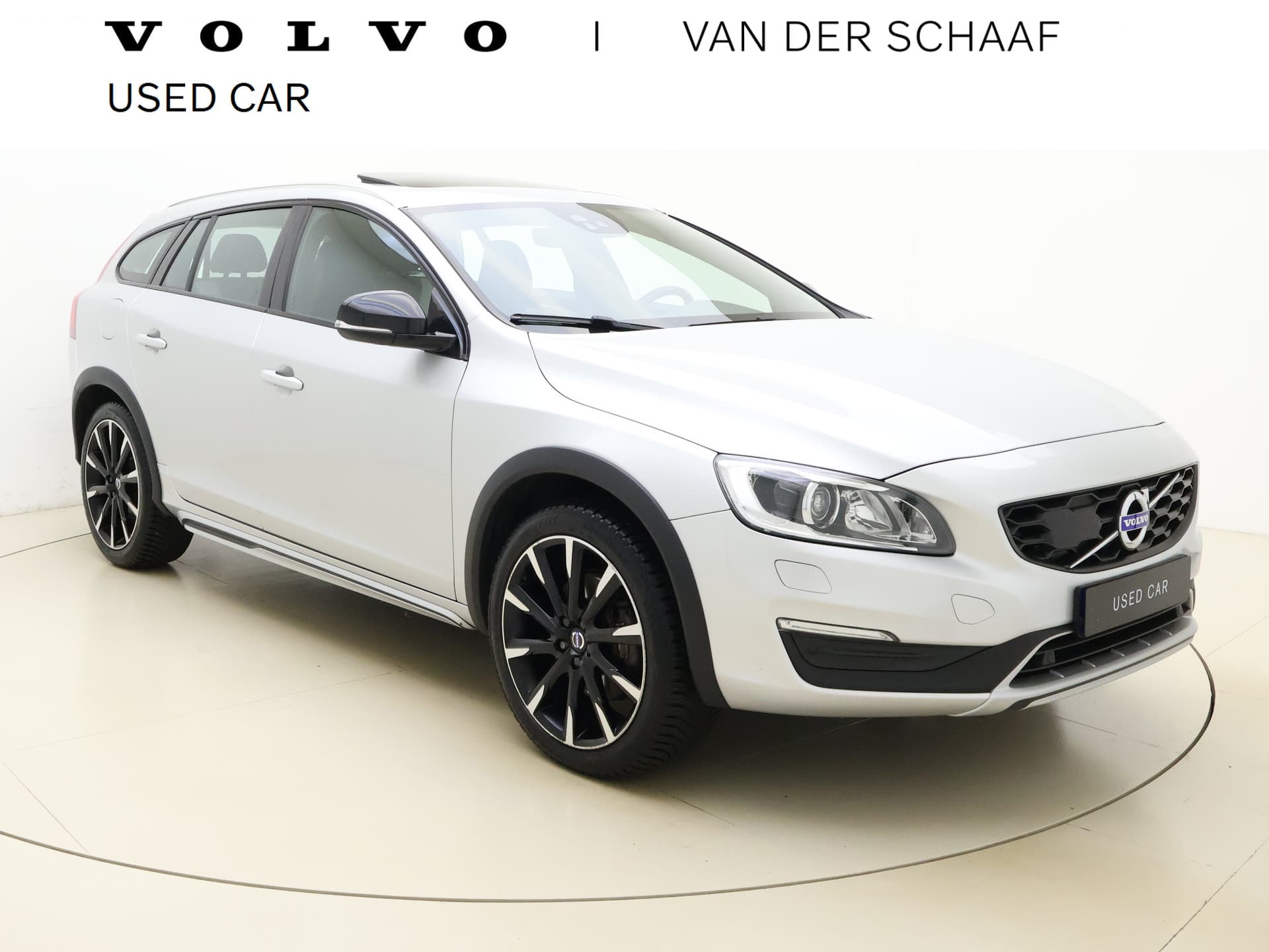 Volvo V60 Cross Country T5 245pk Automaat Polar+ / 19'' Bor / Schuif-/kanteldak / El. Stoelen / Dubbel glas / Afn. Trekhaak / Kinderzitjes / H&K Audio / Keyless / Stoel + stuurw. verwarming / PDC + CAM / ACC / BLIS /
