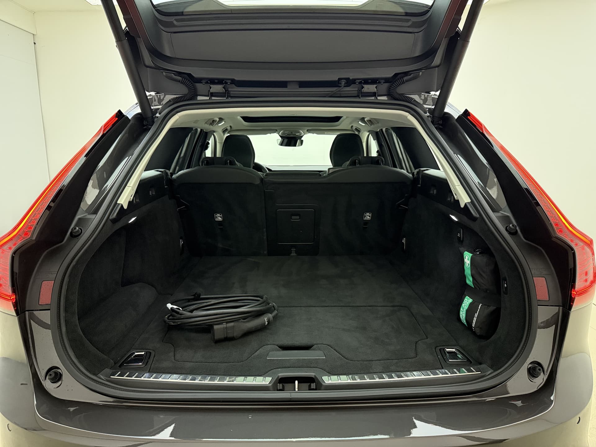 Volvo V90 T8 AWD 455pk Ultra Dark Panorama dak / HUD / 360 camera / Stoel/- stuurverwarming / thumbnail 8