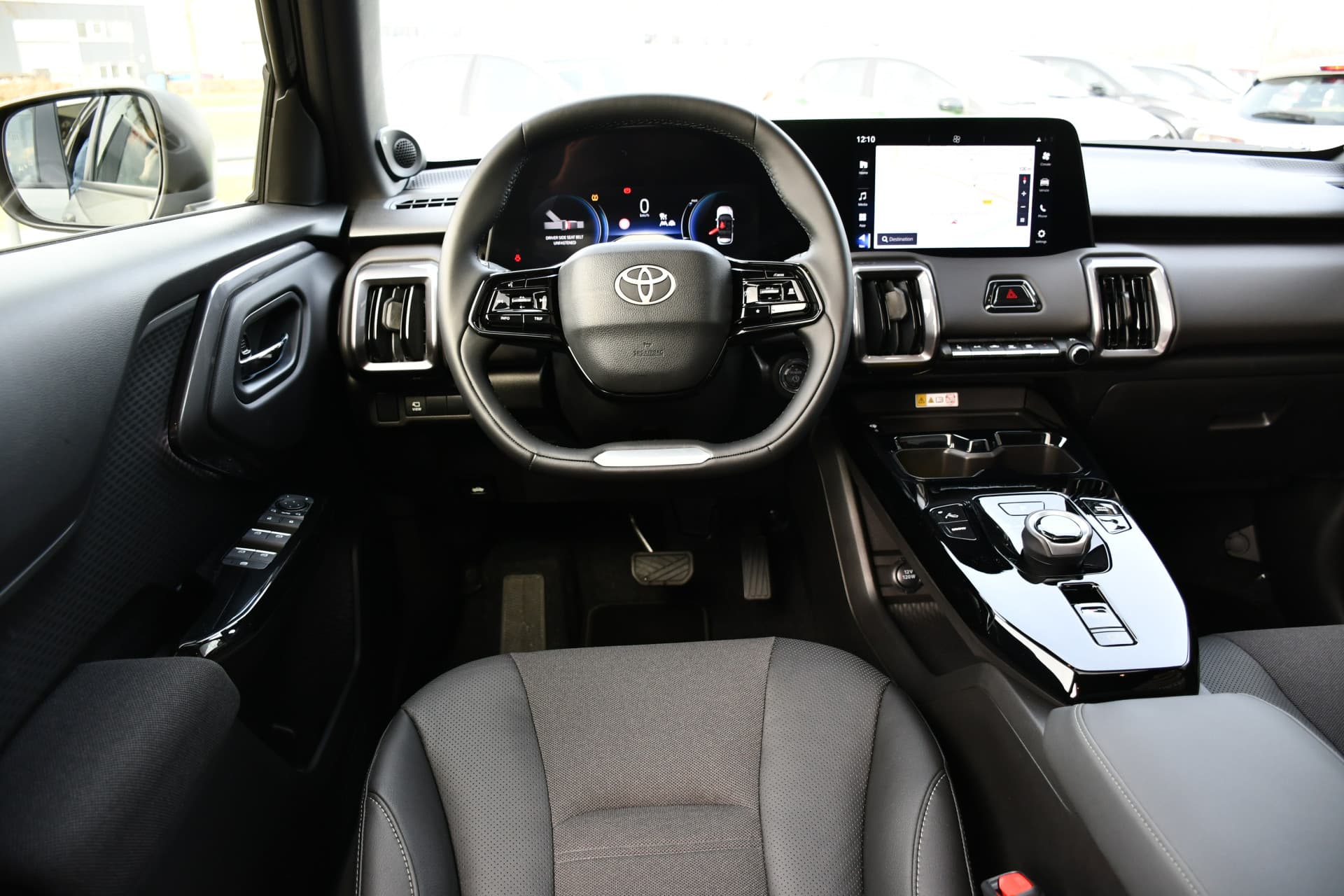 Toyota Urban Cruiser Executive 61 kWh Automaat 174pk thumbnail 2