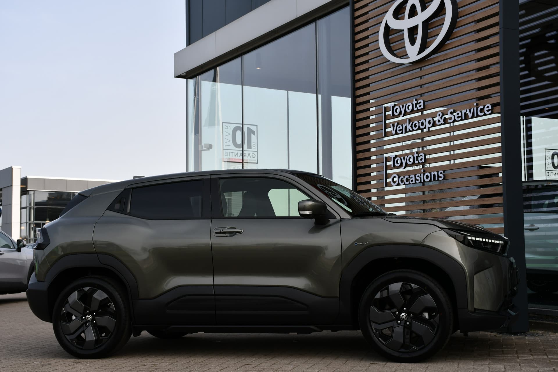 Toyota Urban Cruiser Executive 61 kWh Automaat 174pk thumbnail 3