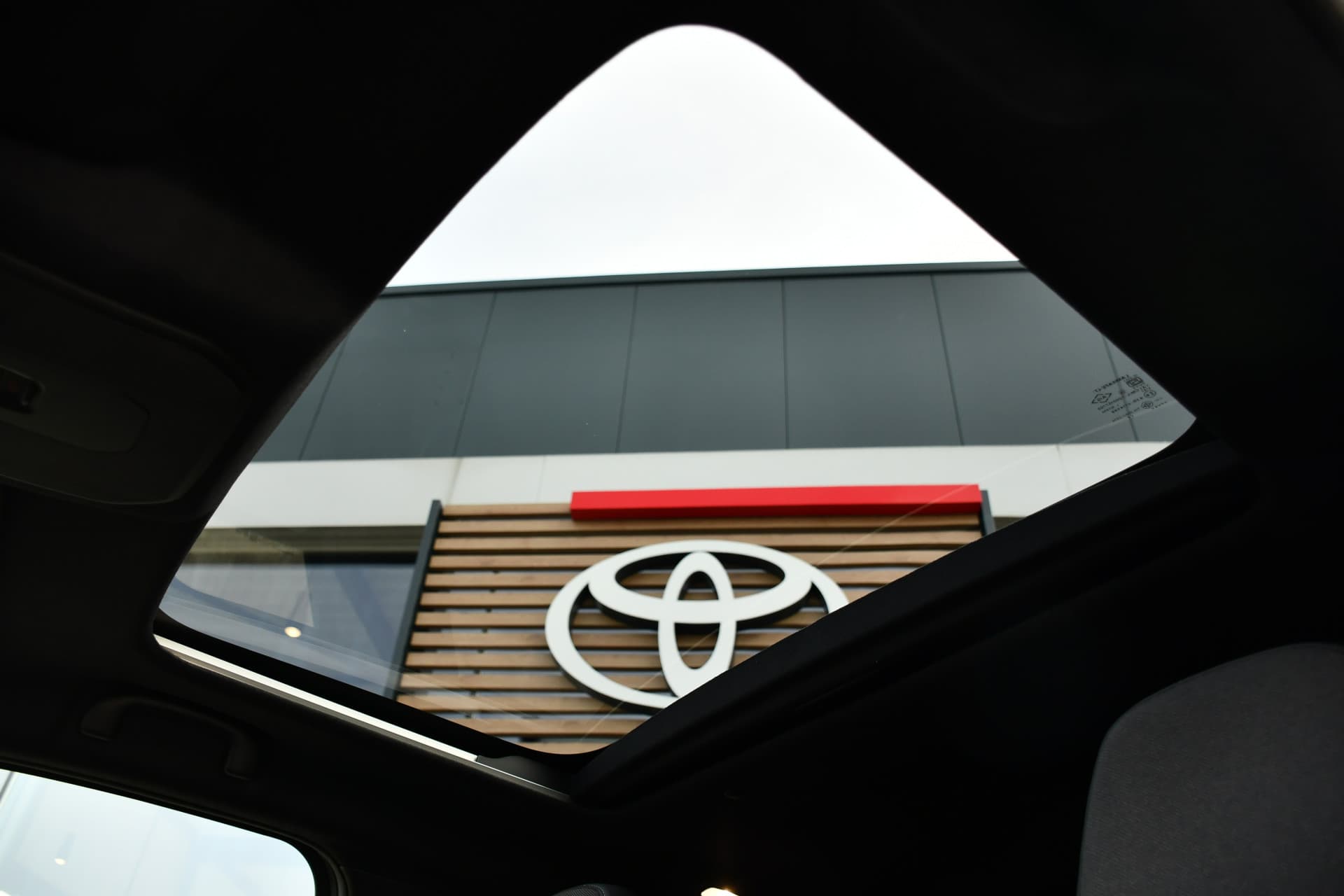 Toyota Urban Cruiser Executive 61 kWh Automaat 174pk thumbnail 6