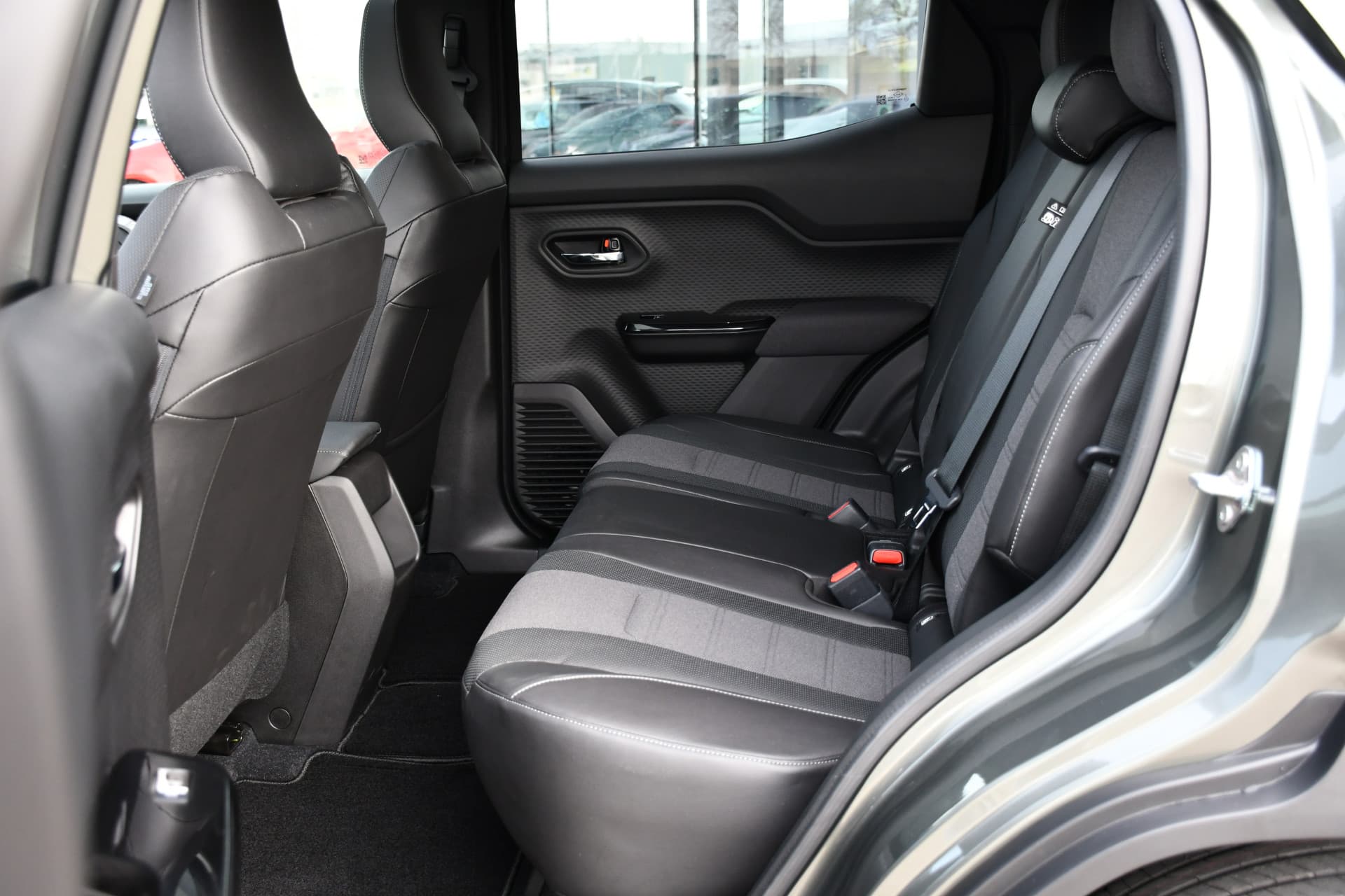 Toyota Urban Cruiser Executive 61 kWh Automaat 174pk thumbnail 20