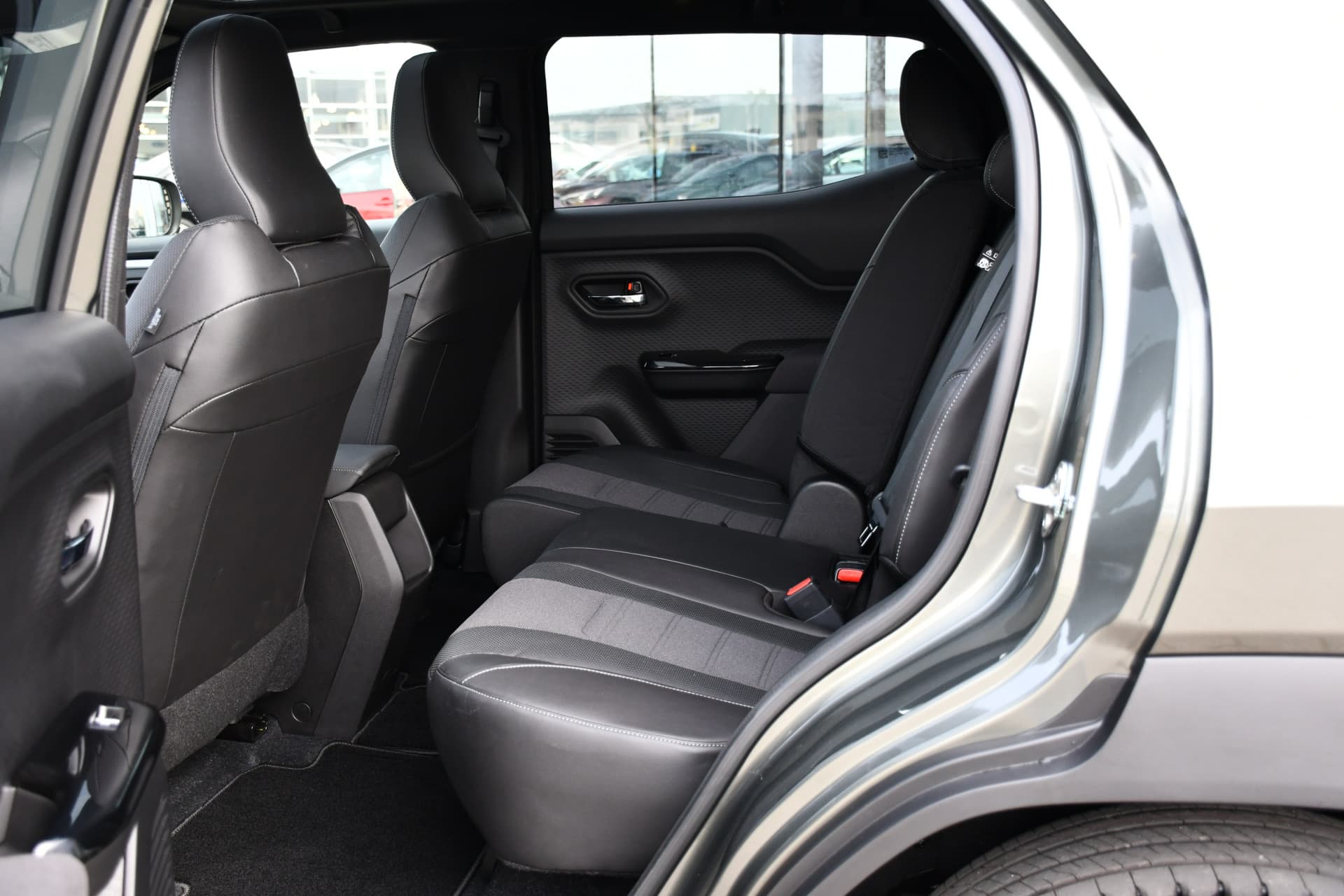 Toyota Urban Cruiser Executive 61 kWh Automaat 174pk thumbnail 22