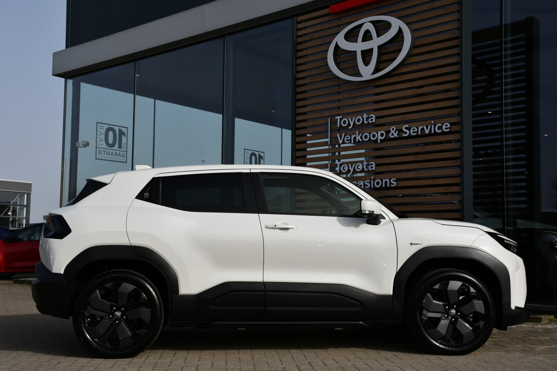 Toyota Urban Cruiser Executive 61 kWh Automaat 174pk thumbnail 3