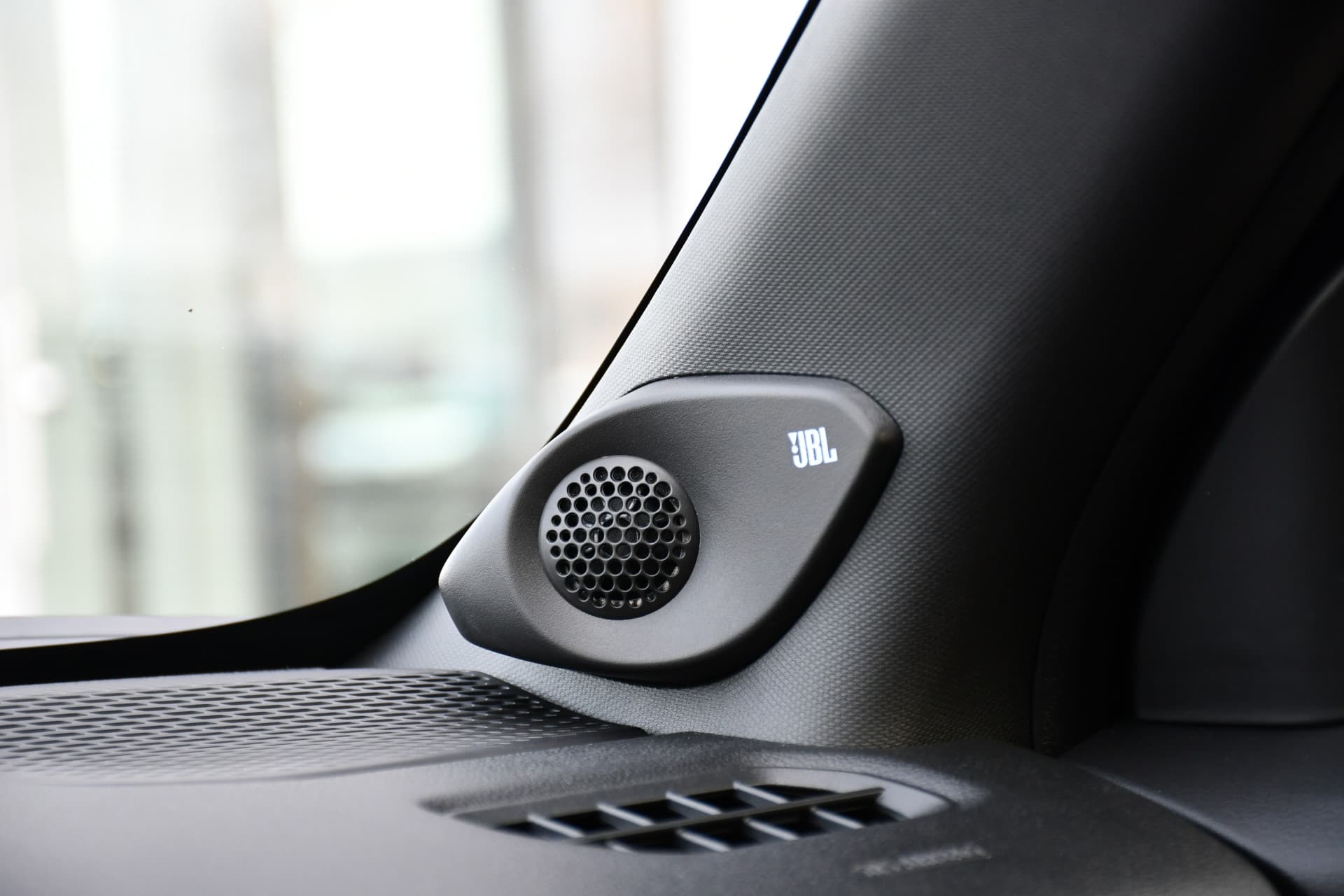 Toyota Urban Cruiser Executive 61 kWh Automaat 174pk thumbnail 4