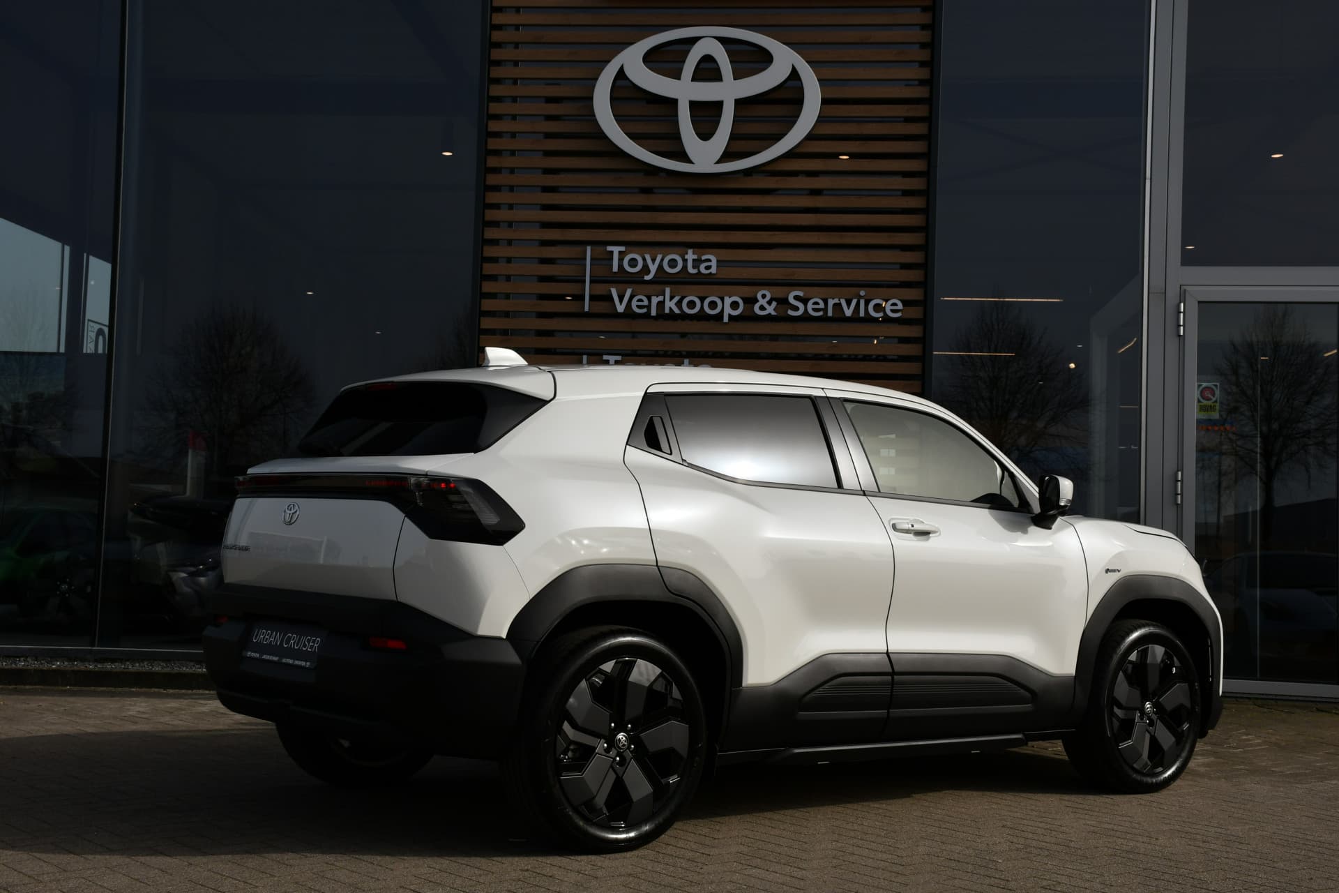 Toyota Urban Cruiser Executive 61 kWh Automaat 174pk thumbnail 7