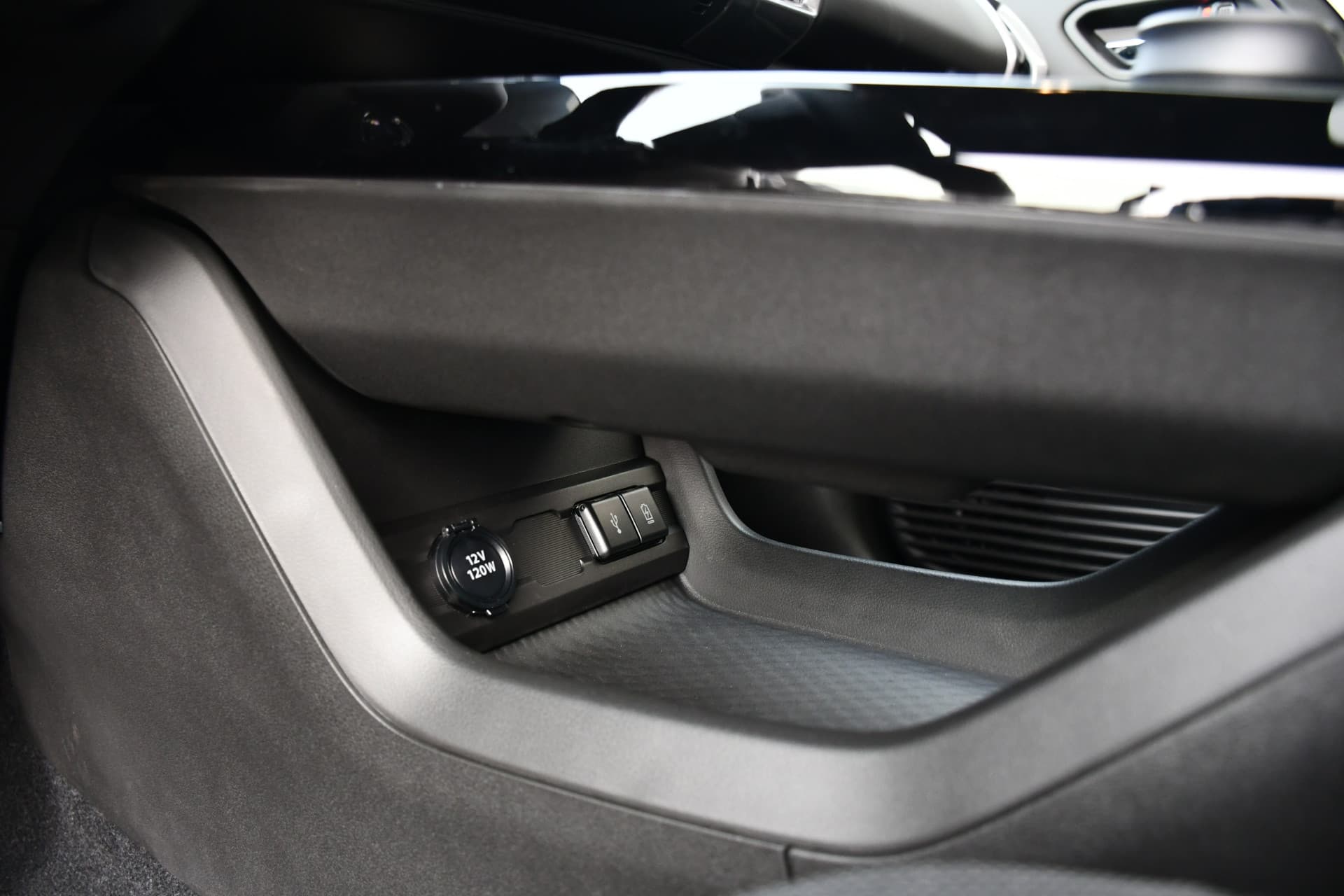 Toyota Urban Cruiser Executive 61 kWh Automaat 174pk thumbnail 13