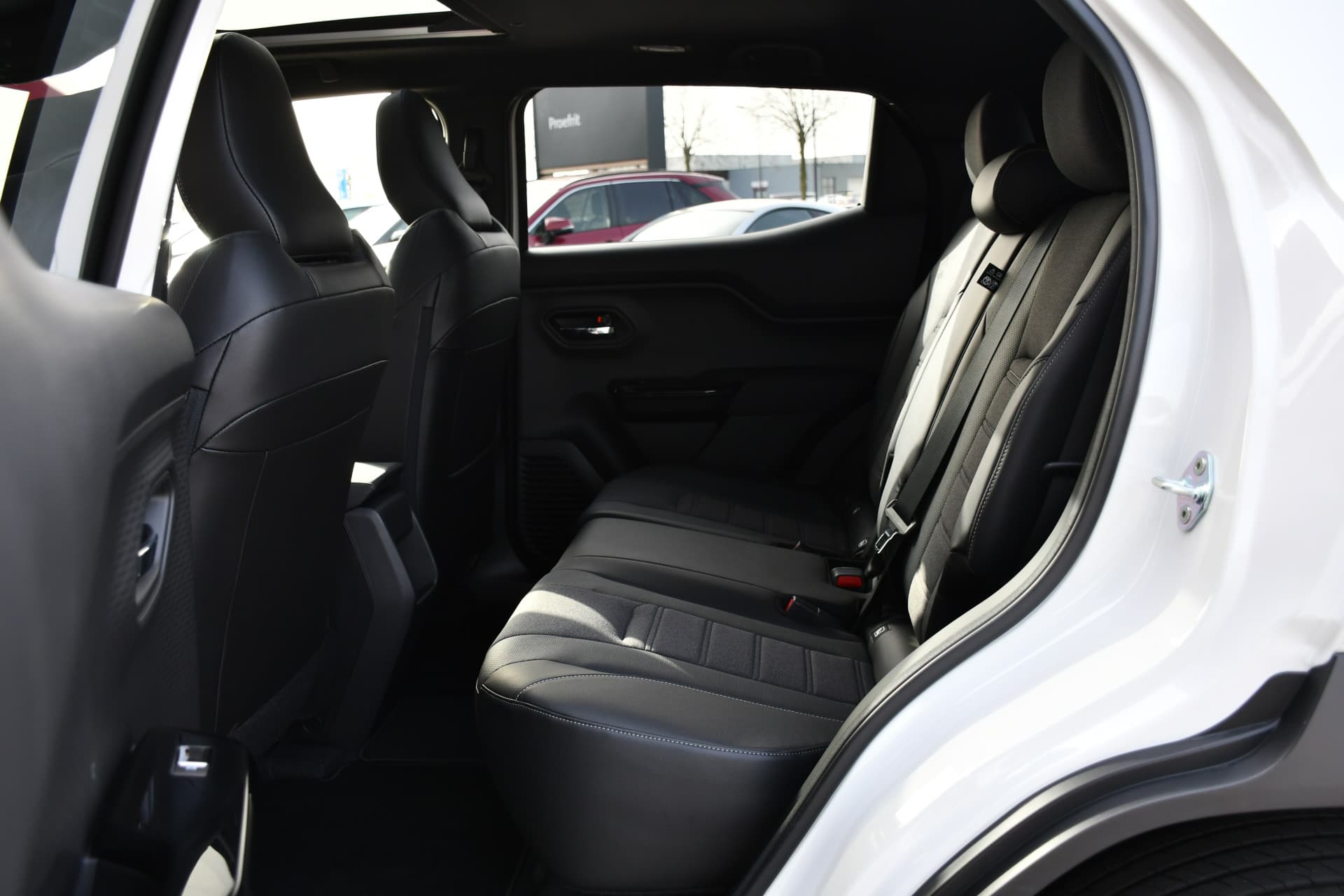 Toyota Urban Cruiser Executive 61 kWh Automaat 174pk thumbnail 40