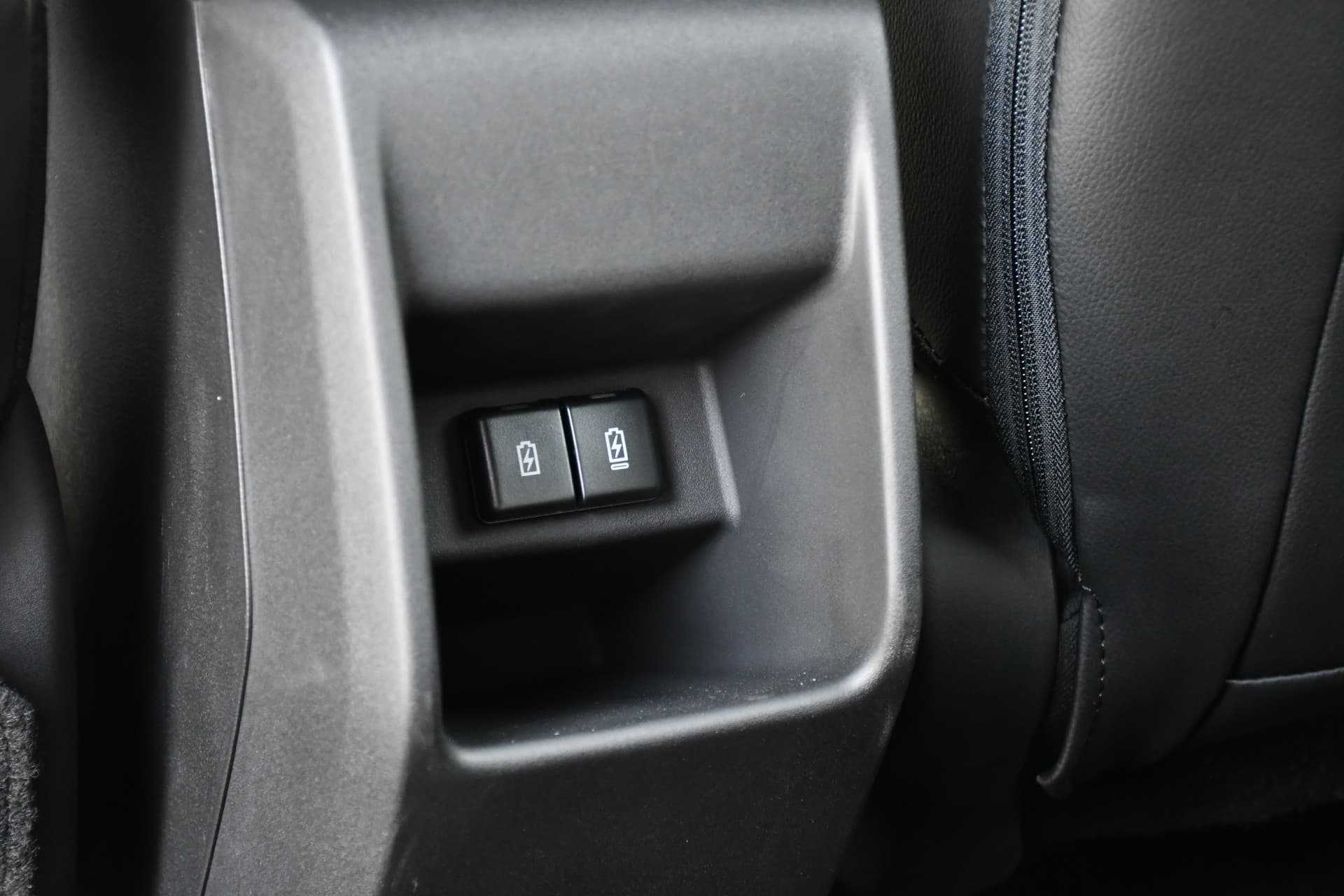 Toyota Urban Cruiser Executive 61 kWh Automaat 174pk thumbnail 42