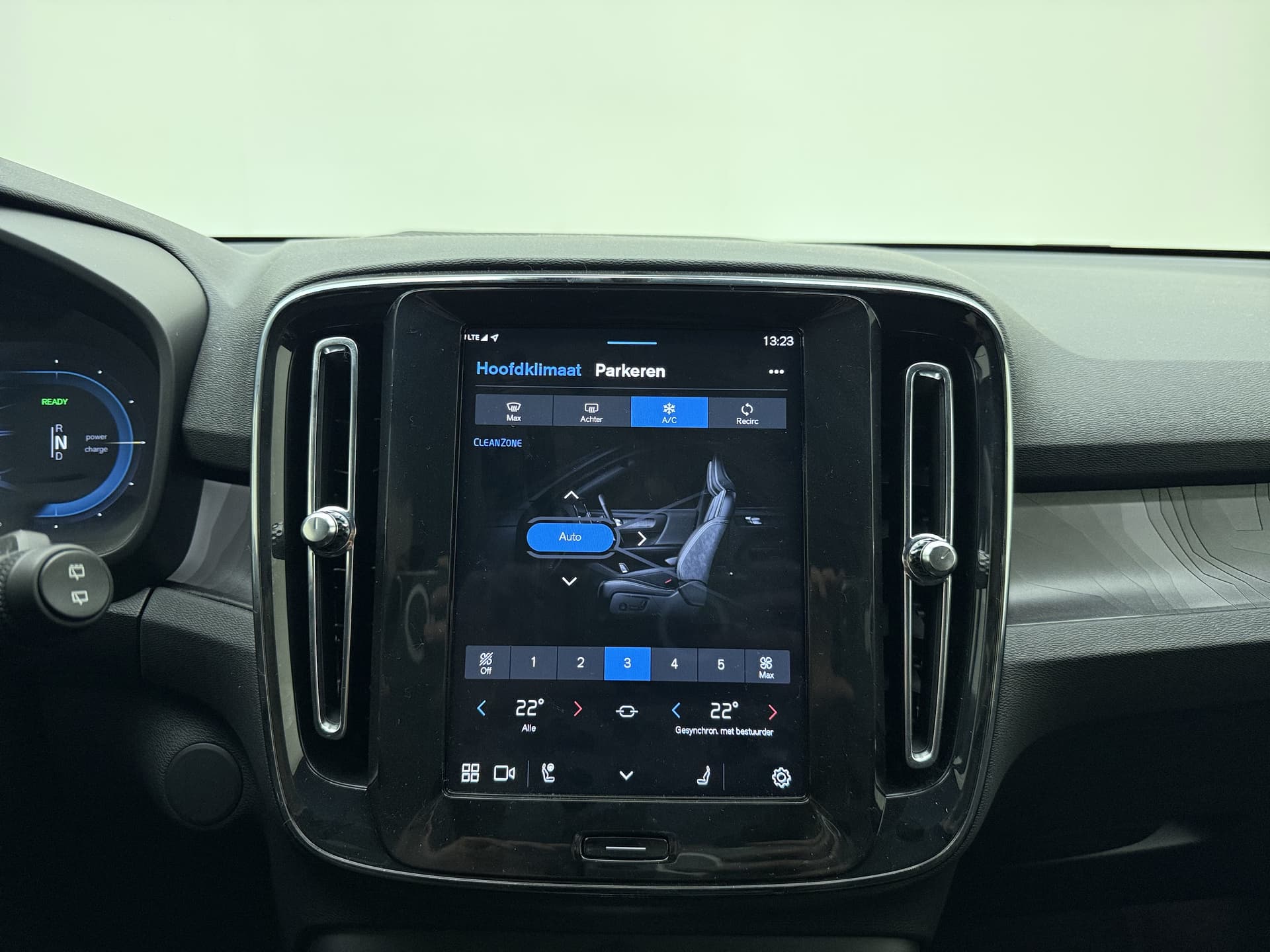 Volvo EX40 Extended Range Plus Black Edition / Pixel Koplampen / 360 Camera / 20'' / Nubuck / Harman&Kardon Audio / Getint Glas / ACC / BLIS / Stoel + Stuurw. Verwarming / thumbnail 18