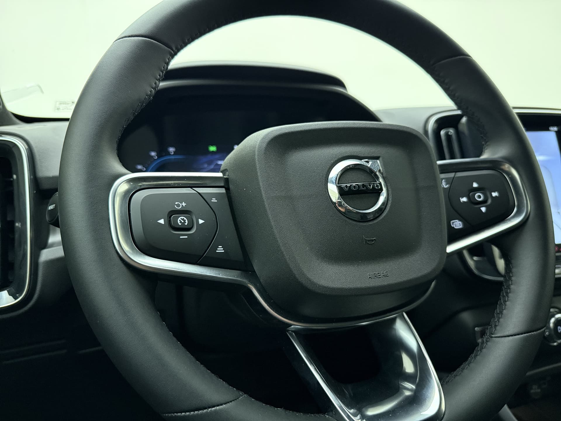 Volvo EX40 Extended Range Plus Black Edition / Pixel Koplampen / 360 Camera / 20'' / Nubuck / Harman&Kardon Audio / Getint Glas / ACC / BLIS / Stoel + Stuurw. Verwarming / thumbnail 37