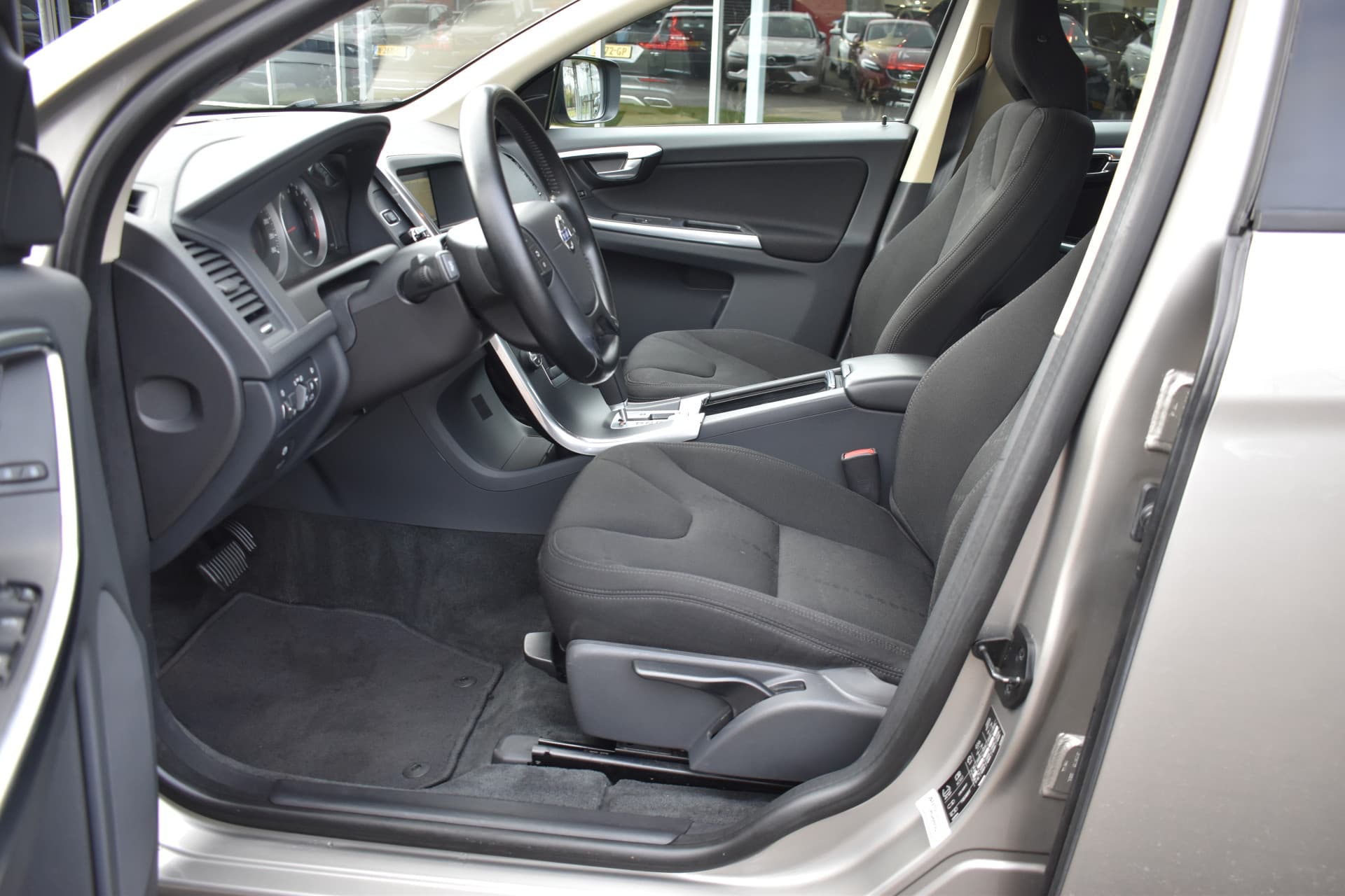 Volvo XC60 T5 241PK Automaat Kinetic thumbnail 2