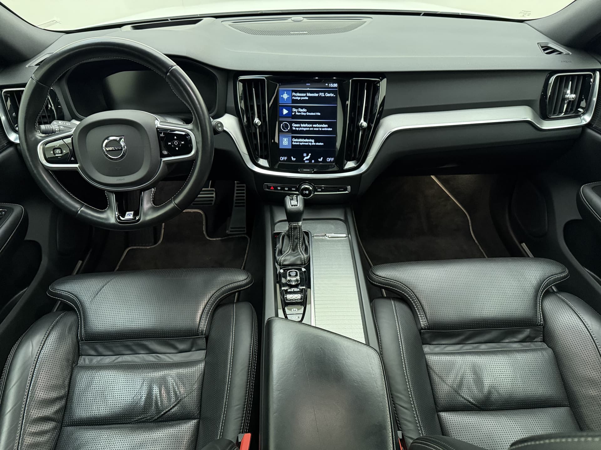 Volvo V60 T5 251PK Automaat R-Design / Head-Up / Stoelventilatie / Harman&Kardon / Elektr. Stoelen / 360 Camera / Trekhaak / Panoramadak / DAB / Adapt. Cruise / BLIS / thumbnail 2