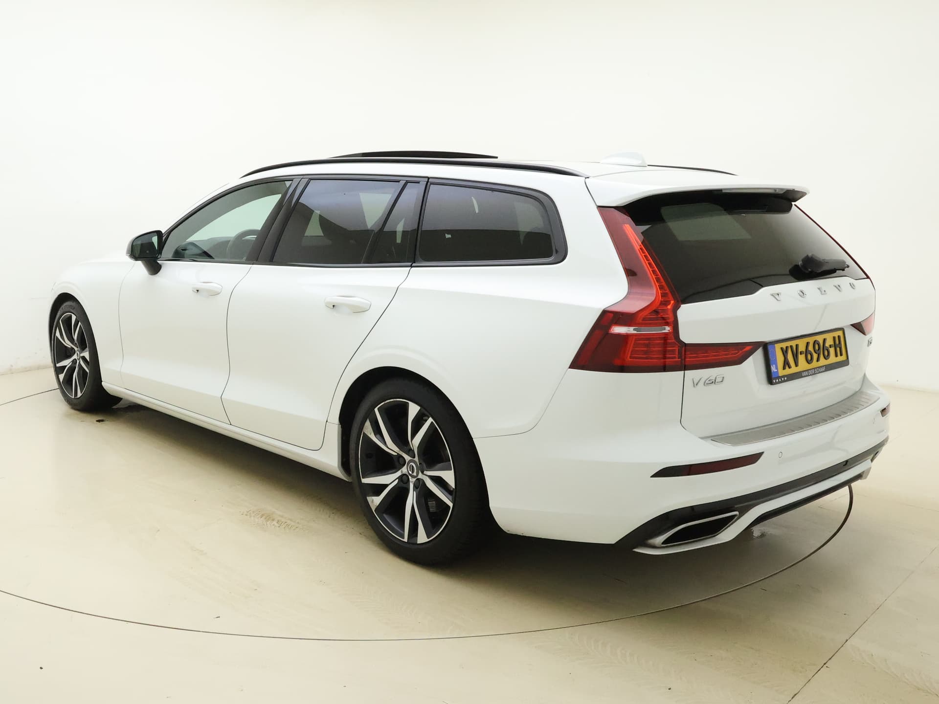 Volvo V60 T5 251PK Automaat R-Design / Head-Up / Stoelventilatie / Harman&Kardon / Elektr. Stoelen / 360 Camera / Trekhaak / Panoramadak / DAB / Adapt. Cruise / BLIS / thumbnail 3