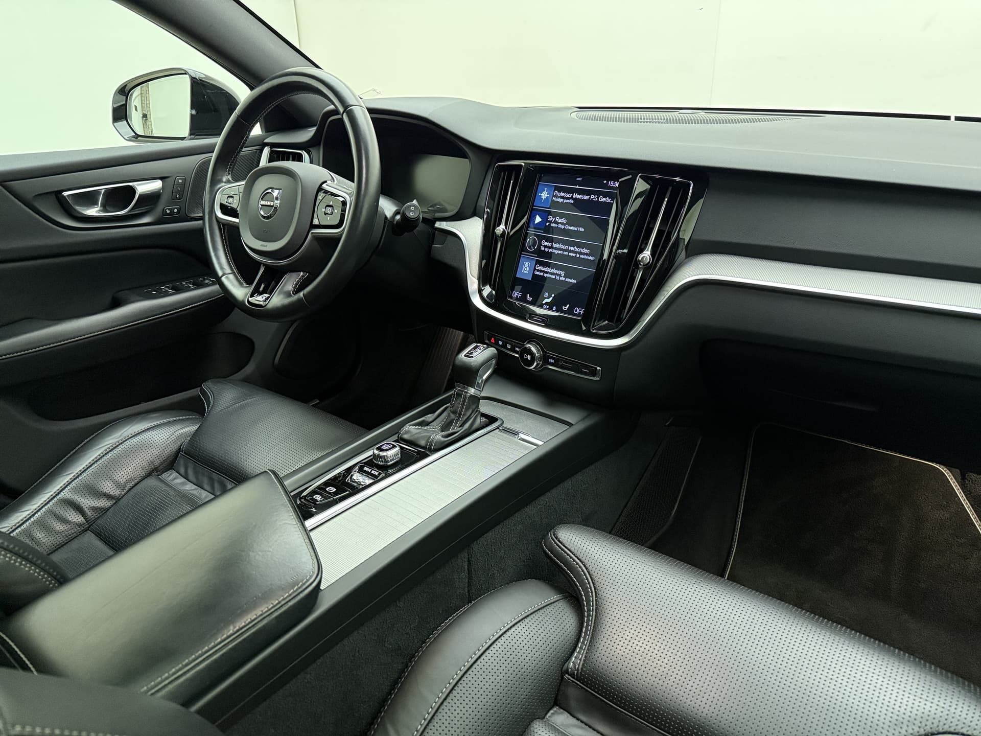 Volvo V60 T5 251PK Automaat R-Design / Head-Up / Stoelventilatie / Harman&Kardon / Elektr. Stoelen / 360 Camera / Trekhaak / Panoramadak / DAB / Adapt. Cruise / BLIS / thumbnail 4