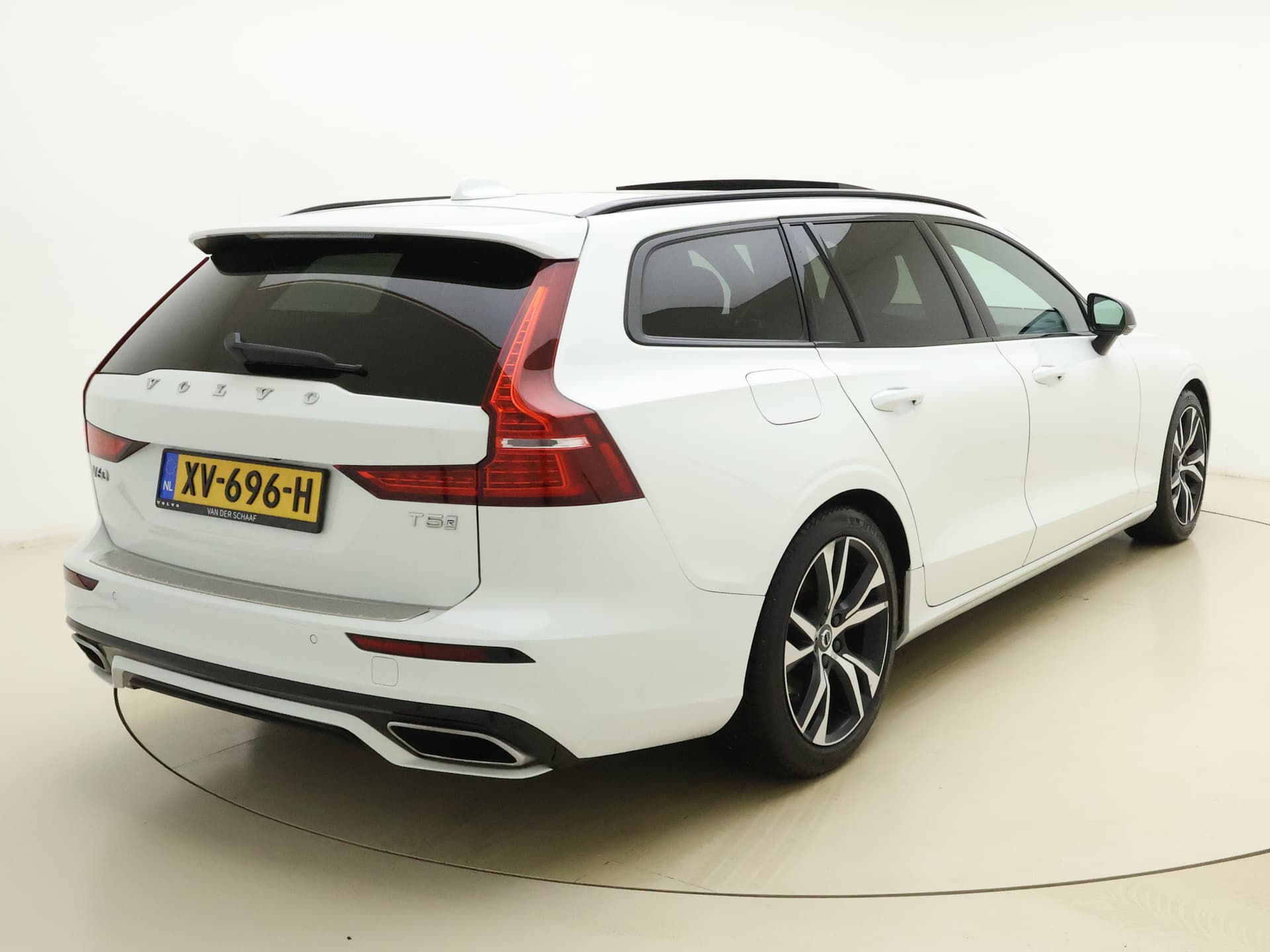 Volvo V60 T5 251PK Automaat R-Design / Head-Up / Stoelventilatie / Harman&Kardon / Elektr. Stoelen / 360 Camera / Trekhaak / Panoramadak / DAB / Adapt. Cruise / BLIS / thumbnail 9