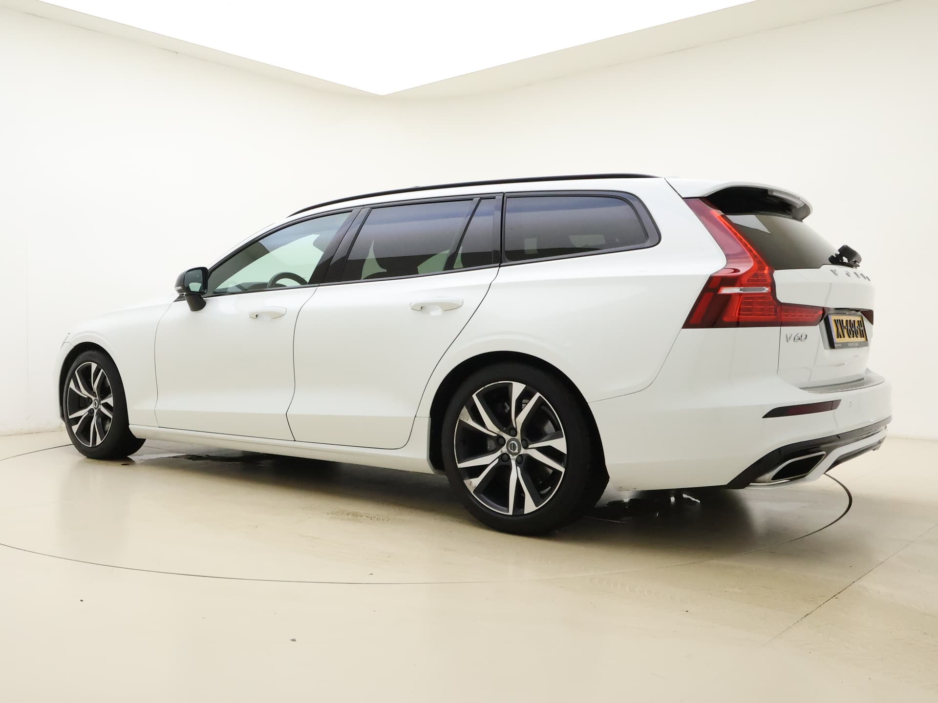 Volvo V60 T5 251PK Automaat R-Design / Head-Up / Stoelventilatie / Harman&Kardon / Elektr. Stoelen / 360 Camera / Trekhaak / Panoramadak / DAB / Adapt. Cruise / BLIS / thumbnail 17