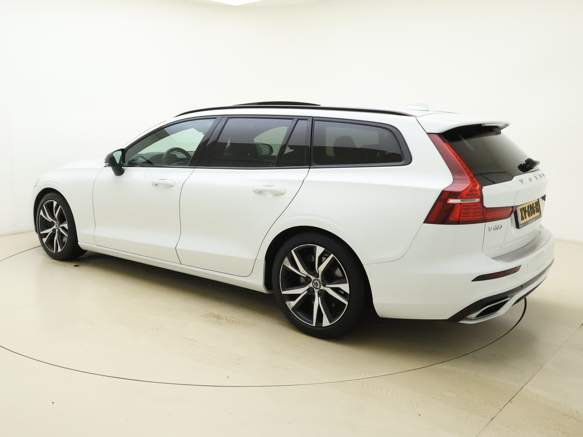 Volvo V60 T5 251PK Automaat R-Design / Head-Up / Stoelventilatie / Harman&Kardon / Elektr. Stoelen / 360 Camera / Trekhaak / Panoramadak / DAB / Adapt. Cruise / BLIS / thumbnail 24