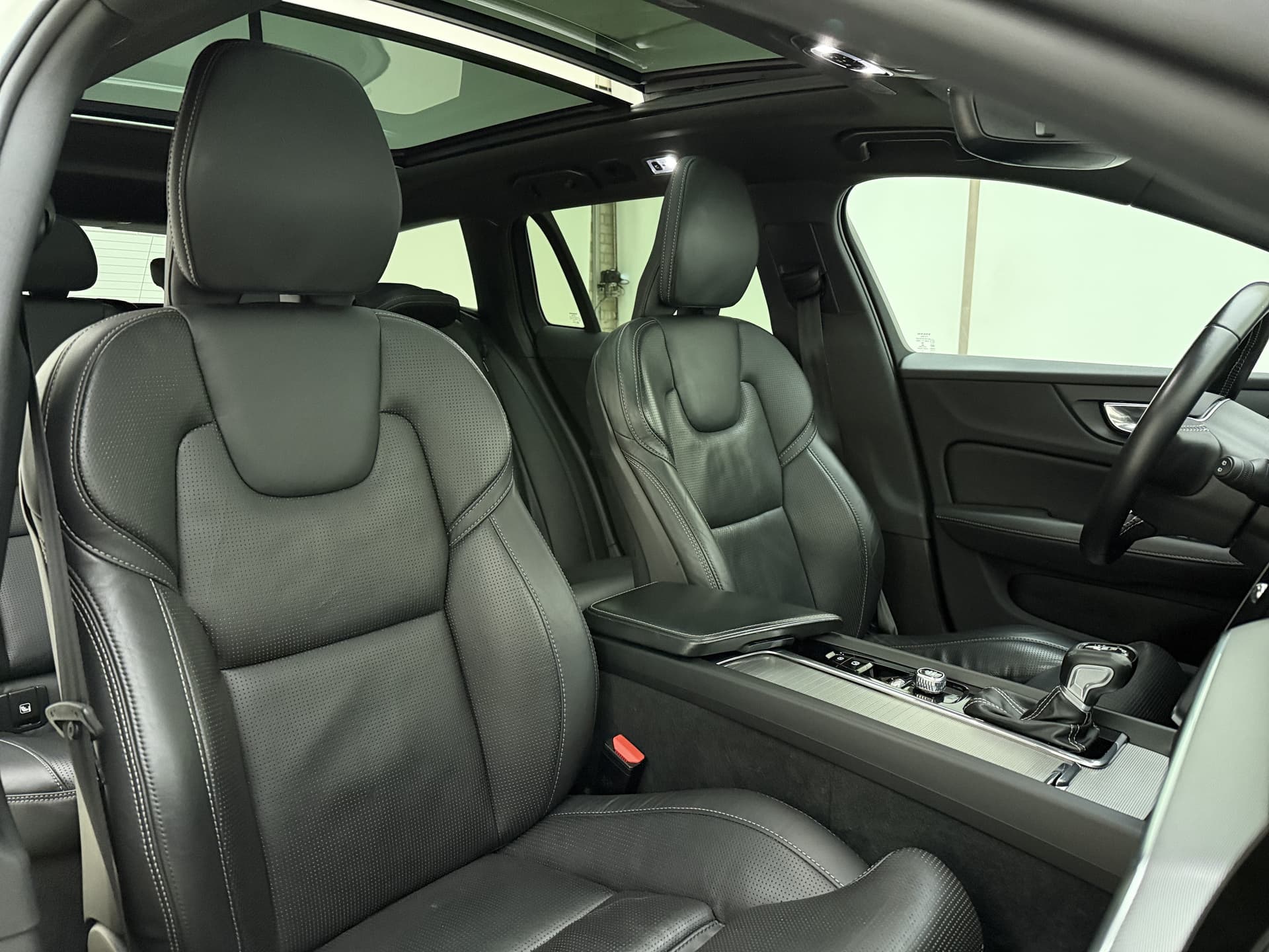 Volvo V60 T5 251PK Automaat R-Design / Head-Up / Stoelventilatie / Harman&Kardon / Elektr. Stoelen / 360 Camera / Trekhaak / Panoramadak / DAB / Adapt. Cruise / BLIS / thumbnail 28