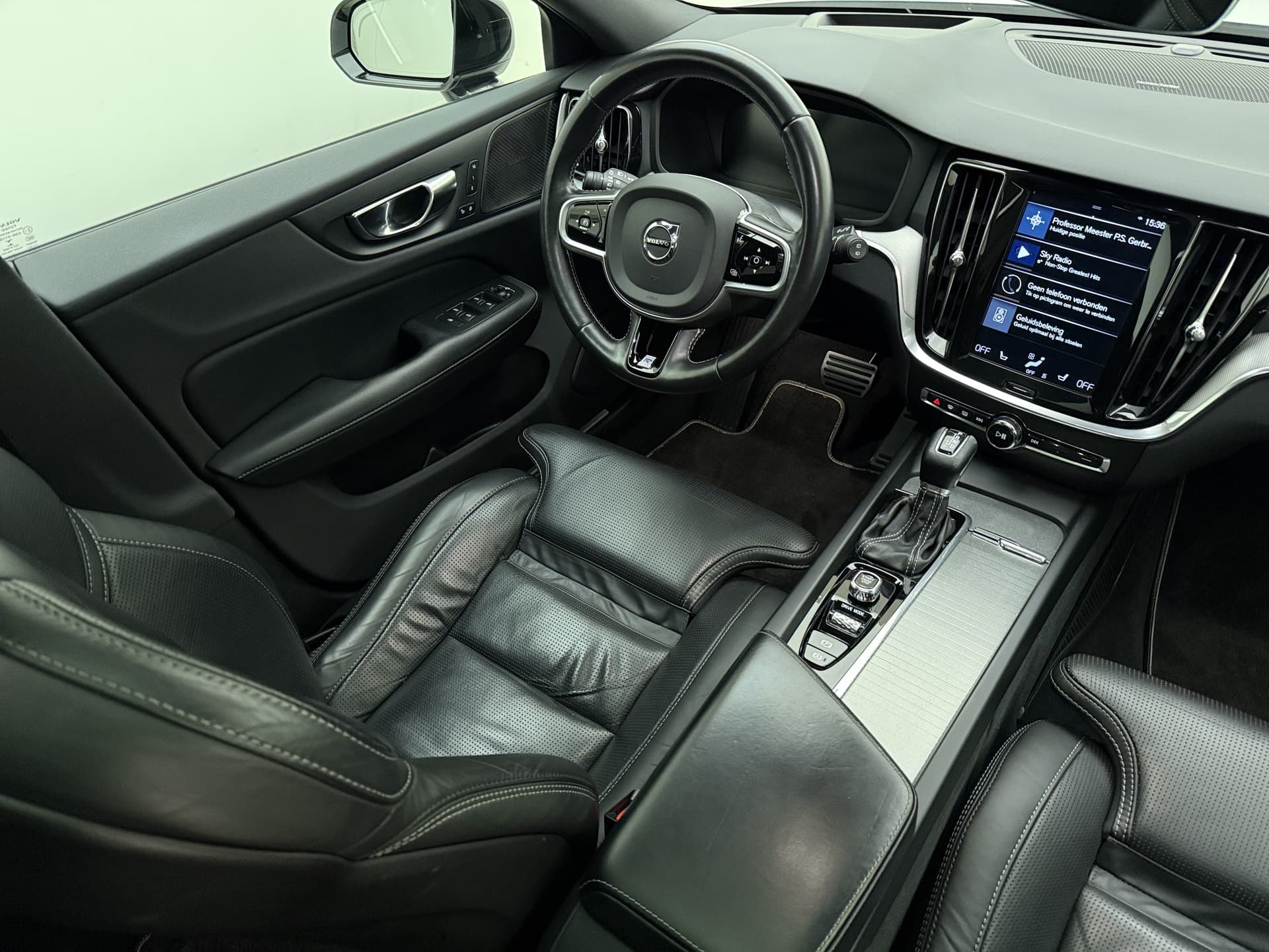 Volvo V60 T5 251PK Automaat R-Design / Head-Up / Stoelventilatie / Harman&Kardon / Elektr. Stoelen / 360 Camera / Trekhaak / Panoramadak / DAB / Adapt. Cruise / BLIS / thumbnail 29