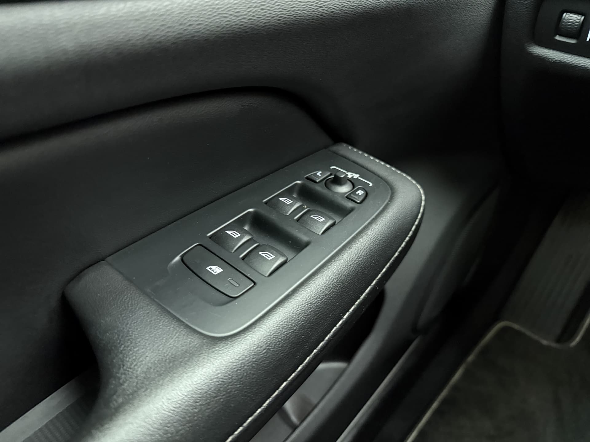 Volvo V60 T5 251PK Automaat R-Design / Head-Up / Stoelventilatie / Harman&Kardon / Elektr. Stoelen / 360 Camera / Trekhaak / Panoramadak / DAB / Adapt. Cruise / BLIS / thumbnail 32