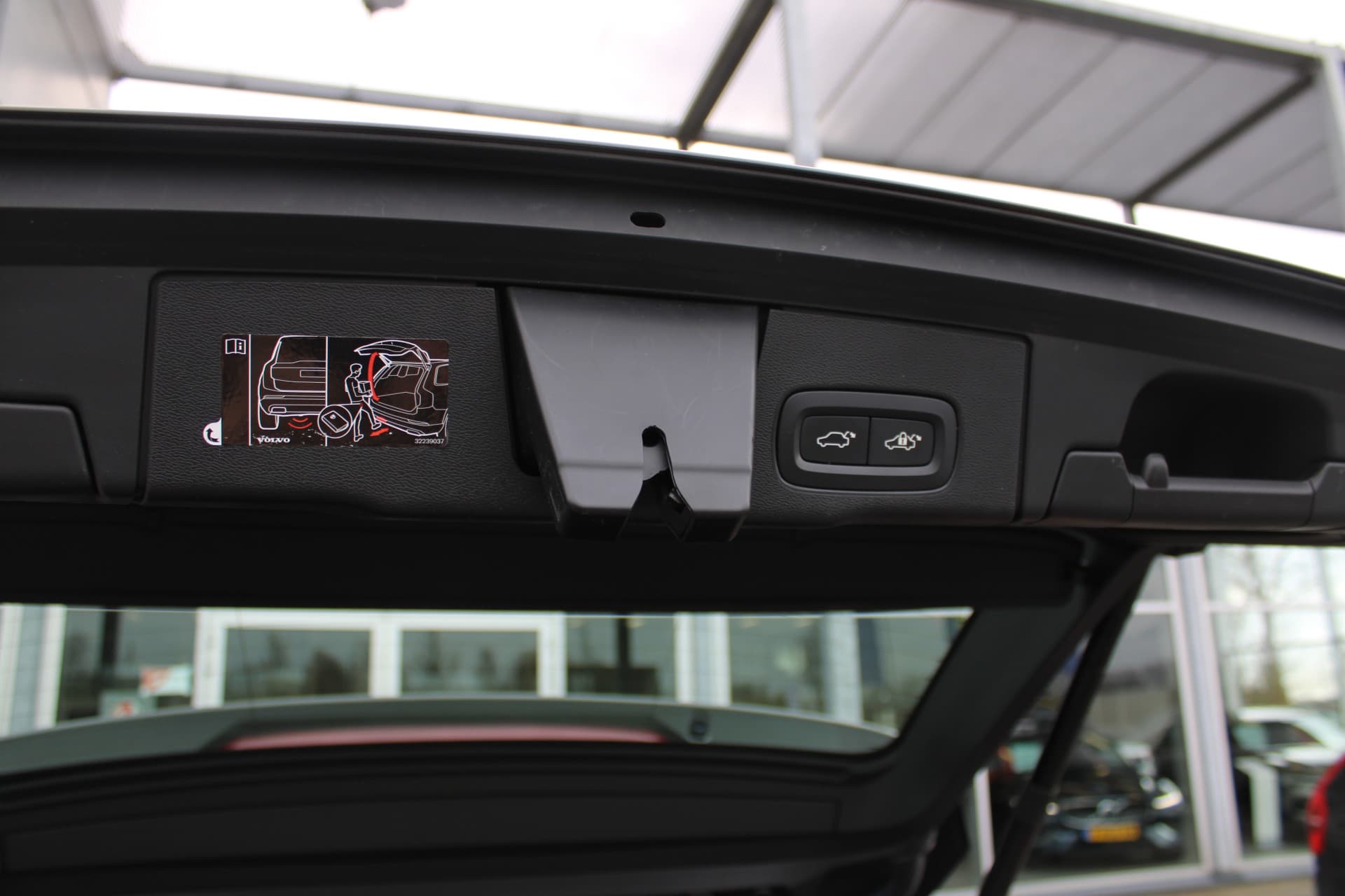 Volvo XC60 T8 Twin Engine AWD Momentum Pro thumbnail 9