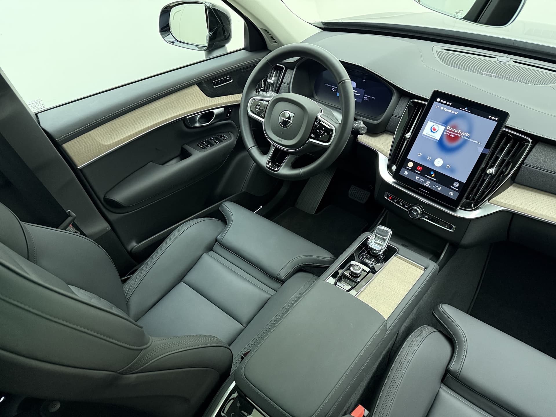 Volvo XC90 T8 455pk AWD Plus Dark / Panorama dak / 360 camera / Lederen dashboard / Geïntegreerd kinderzitje / Harman en kardon audio / thumbnail 2