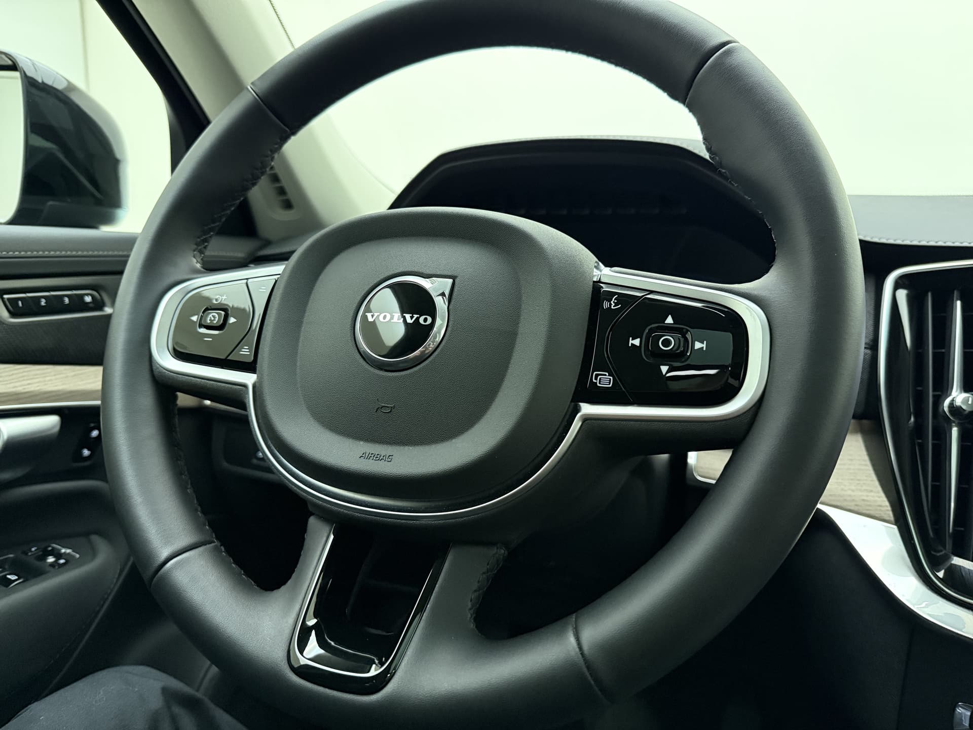 Volvo XC90 T8 455pk AWD Plus Dark / Panorama dak / 360 camera / Lederen dashboard / Geïntegreerd kinderzitje / Harman en kardon audio / thumbnail 26