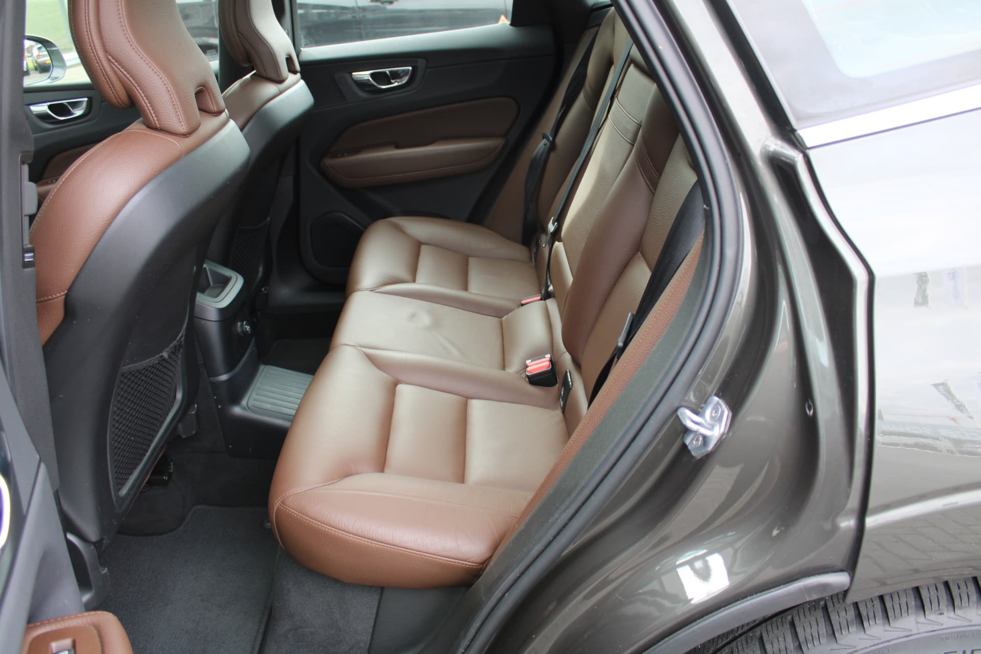 Volvo XC60 T8 Twin Engine AWD Momentum Pro thumbnail 17