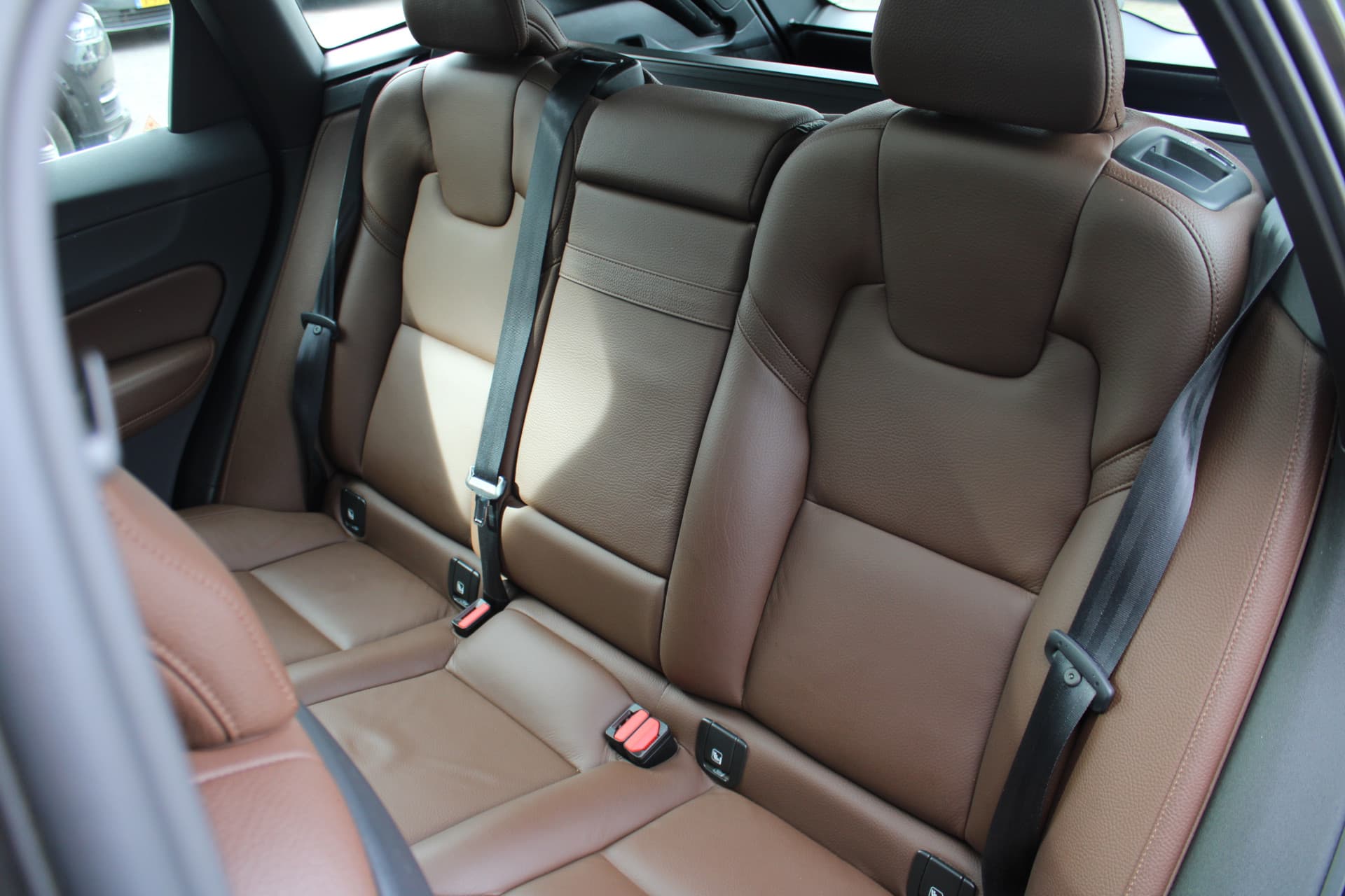 Volvo XC60 T8 Twin Engine AWD Momentum Pro thumbnail 19