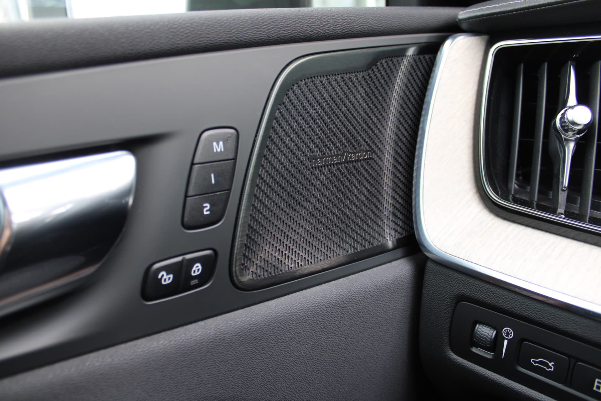 Volvo XC60 T8 Twin Engine AWD Momentum Pro thumbnail 20