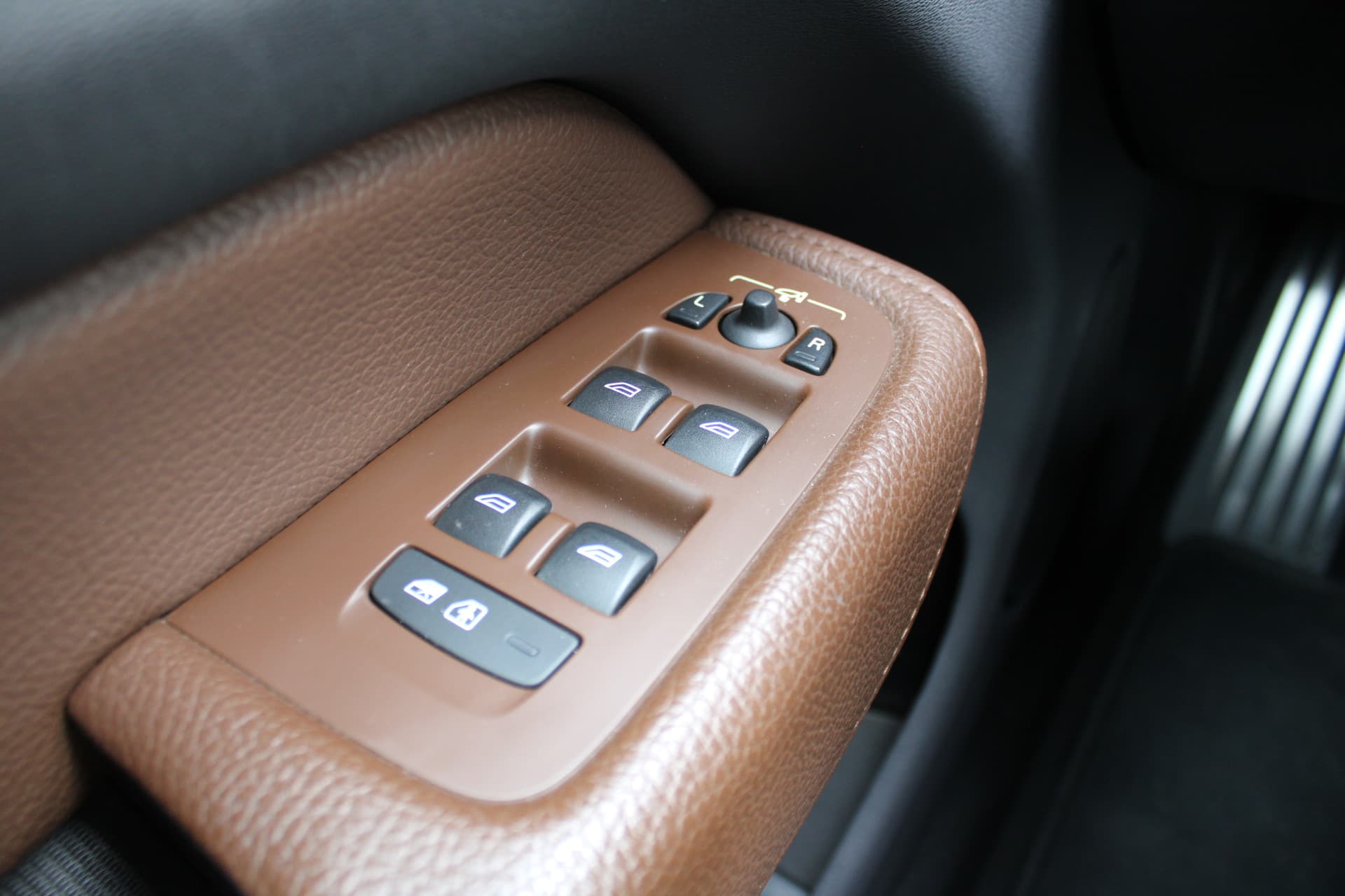 Volvo XC60 T8 Twin Engine AWD Momentum Pro thumbnail 21