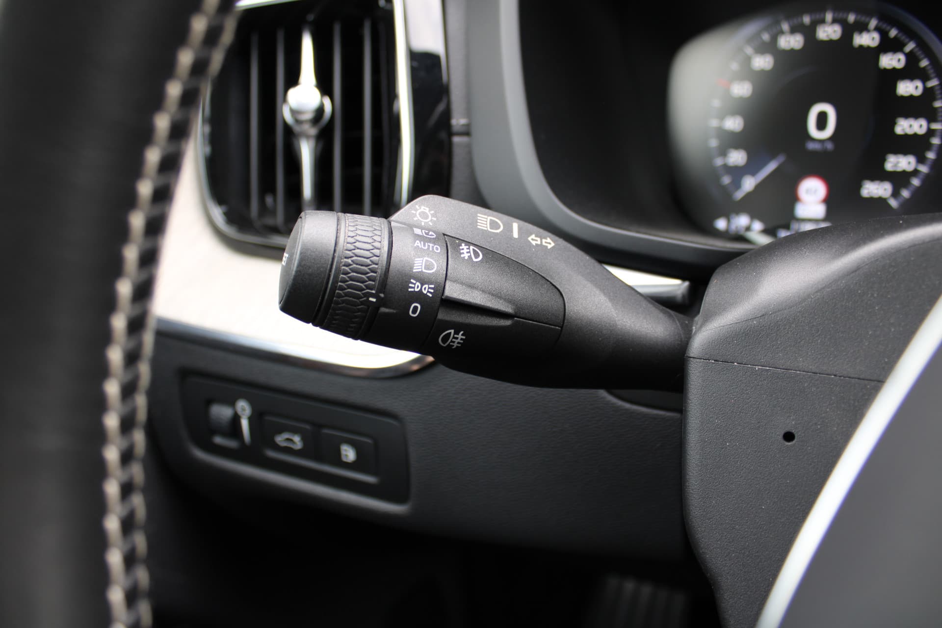 Volvo XC60 T8 Twin Engine AWD Momentum Pro thumbnail 23