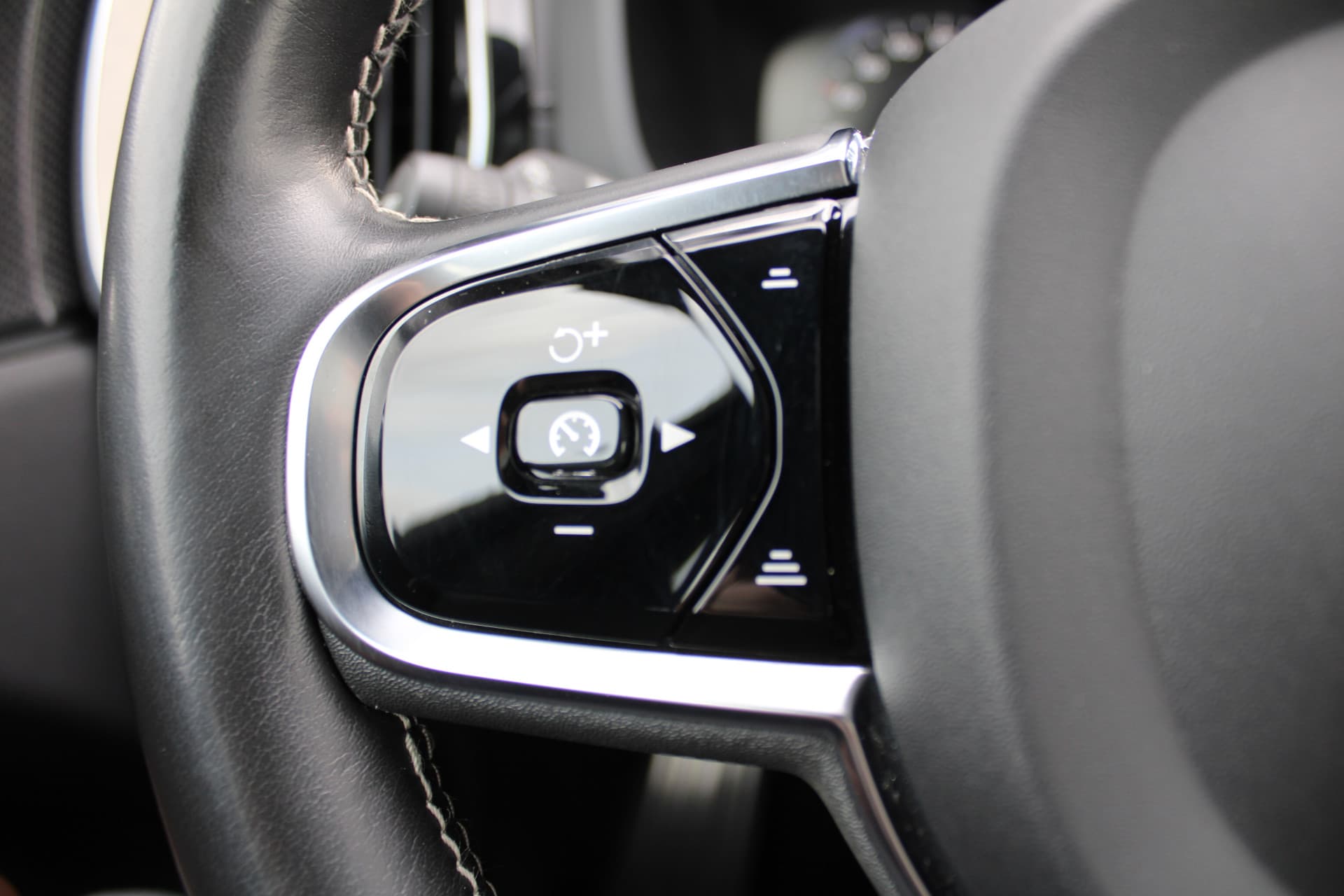 Volvo XC60 T8 Twin Engine AWD Momentum Pro thumbnail 24