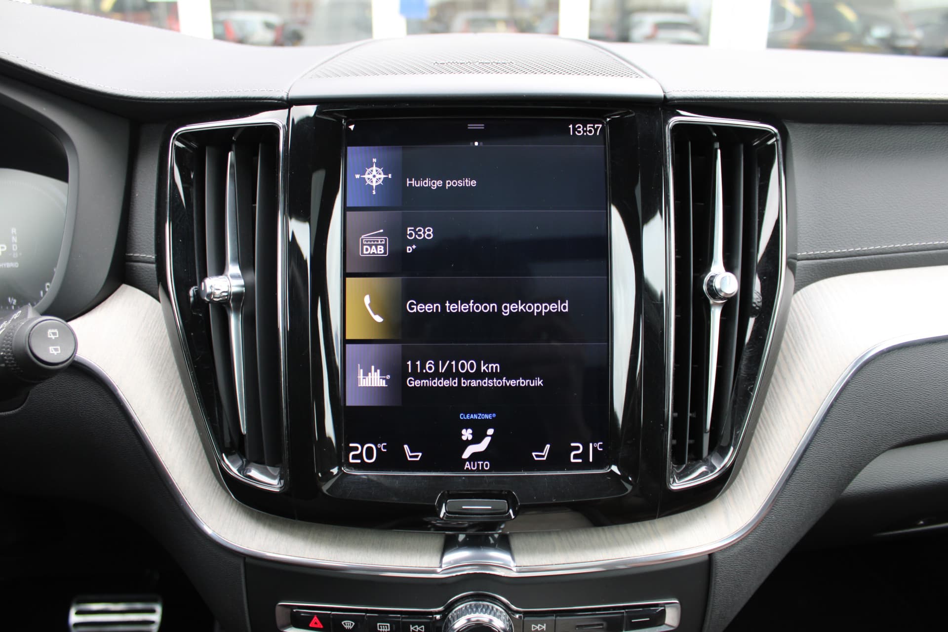 Volvo XC60 T8 Twin Engine AWD Momentum Pro thumbnail 28